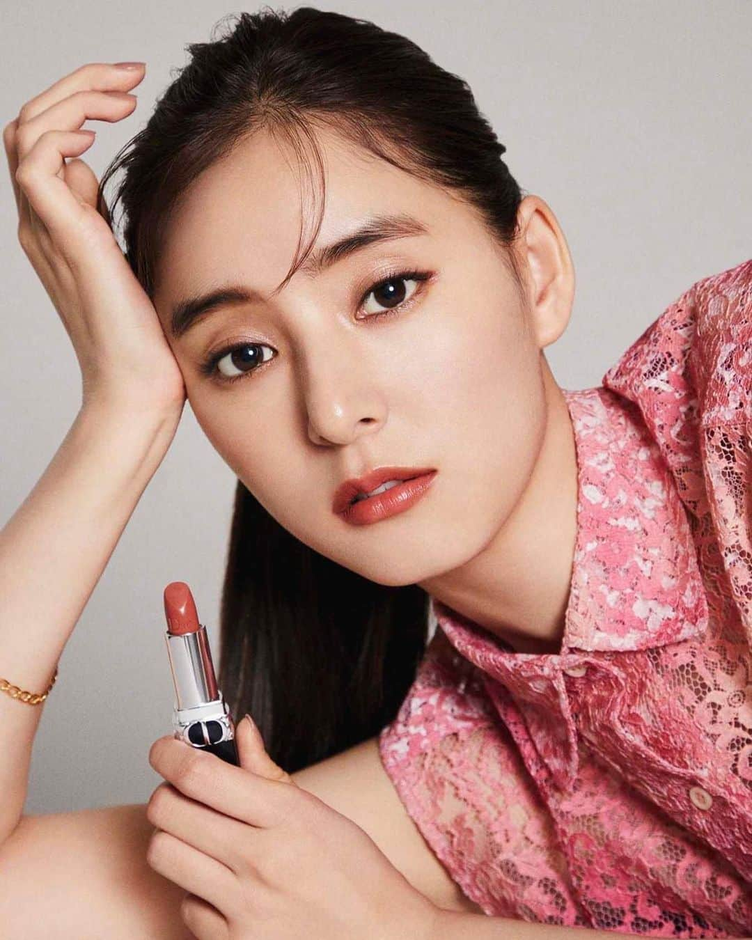 新木優子さんのインスタグラム写真 - (新木優子Instagram)「ルージュ ディオール バーム @diorbeauty @dior #ルージュディオールバーム 優しい色付きで、元々の唇の色を生かすのが、今の自分の気持ちにぴったり。自分に自信が持てる寄り添ってくれるリップ♡  1/2枚目 リップ:ルージュディオールバーム525 シェリー サテン  アイシャドウ: サンククルールクチュール429 チーク: ルージュブラッシュ277  3枚目 リップ:ルージュディオールバーム720 アイコンマット  アイシャドウ: サンククルールクチュール559 チーク: ルージュブラッシュ601」9月21日 22時14分 - yuuuuukko_