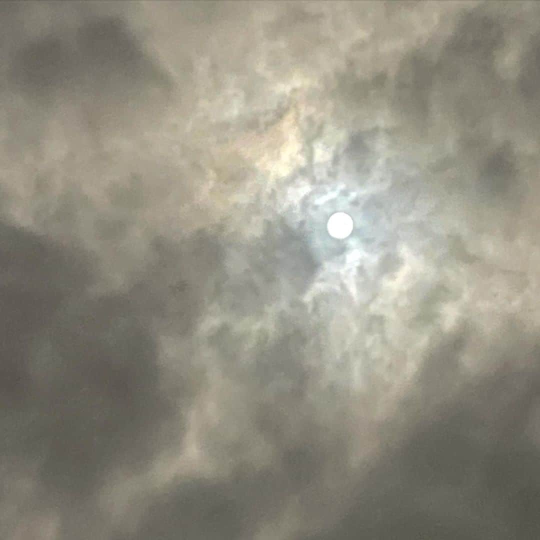 中野みやびのインスタグラム：「🌕   #中秋の名月  #月  #moon  #夜  #night  #満月  #綺麗  #雲  #cloud  #秋  #中野みやび」