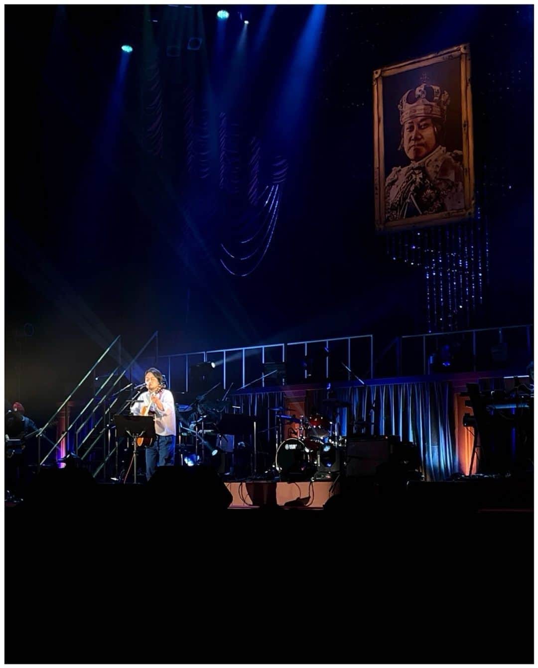 のインスタグラム：「. 「ヤノフェス歌う王国」に出演しました。 右上の肖像画にあるように今回は矢野君が王様に扮して寸劇をするという初の試みにてスタート。のっけからヤノフェス感全開！この感じ、久々だなぁ。 僕は夏の終わりにクレイジーサマーを演りそびれていたのでこのタイミング（当日は暑かった💦）で歌うことが出来て本当に良かった！  #yanofes #ヤノフェス歌う王国」