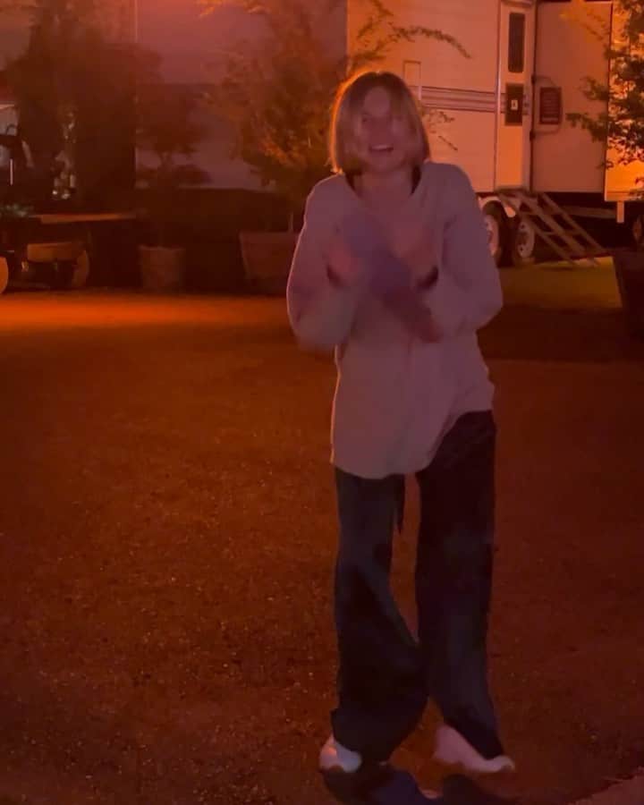 ブリジット・マルコムのインスタグラム：「In case anyone is interested, this is me trying to juggle. 🤌」