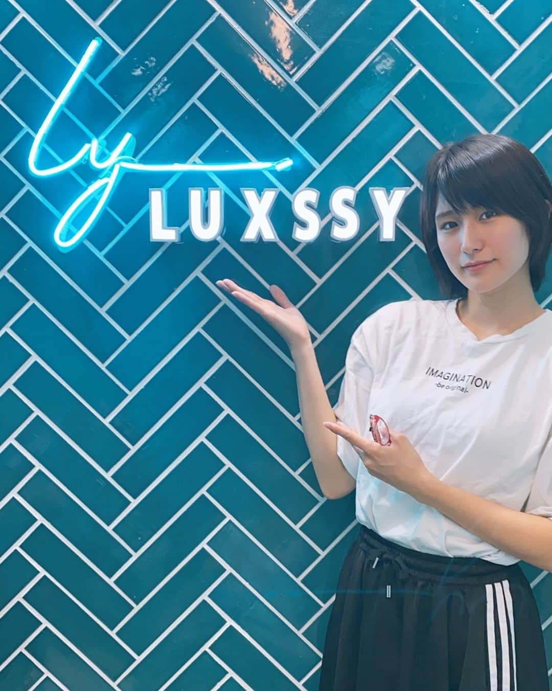 来栖うさこさんのインスタグラム写真 - (来栖うさこInstagram)「【PR】  『luxssy』 今月も！シェービング✨  北千住徒歩４分の、 シェービングエステサロンです。  ２枚目の写真、肌のレタッチ一切やってないから見てほしい‼️ 産毛がないから化粧ノリいいし、肌も明るい。 産毛があると、フラッシュの光が当っちゃうから、ないと全然ちがう。　  マジでおススメ…👼🌈✨✨  メニュー内容は、  ◉フェイスシェービング ◉小鼻吸引＋洗浄ブラシ ◉高保湿パック ◉ドライスパ ◉うなじシェービング  この内容がうさこのインスタ見たで ✨✨✨2,750円✨✨✨  #来栖うさこ #シェービングエステサロン #シェービング #pr #北千住 #luxssy」9月21日 22時40分 - kurusu_usako