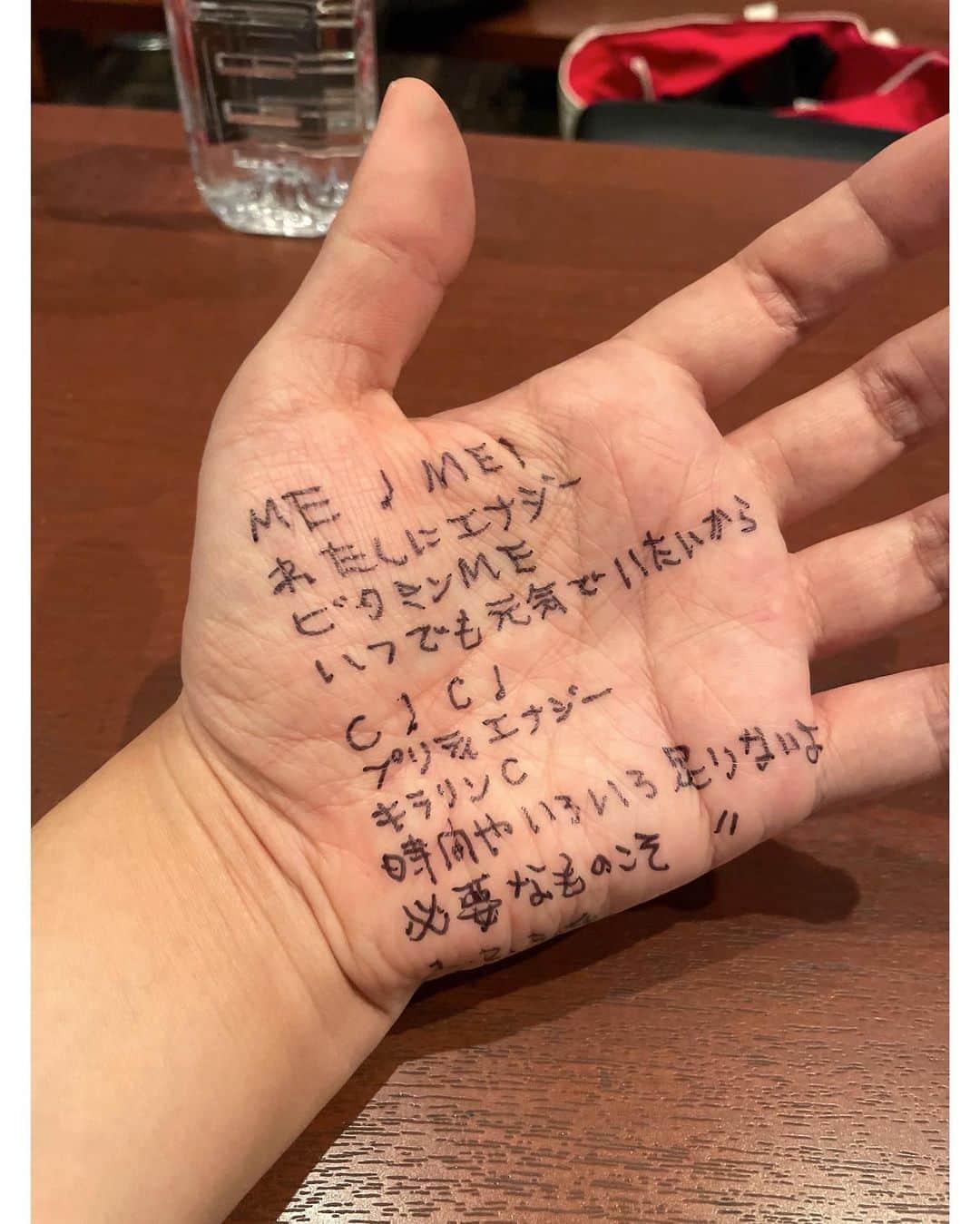 のインスタグラム：「ヤノフェス名物、「夜のヒットスタジオ形式」で次に登場するアーティストの曲を歌ってリレーするオープニングメドレー。 BEYOOOOONDSの『ビタミンME』を歌った際の手カンペ。マッキーの極細が大活躍！ メンバーのサイン入りのCD、僕の名前まで書いていただき、ありがたい限り😊  #BEYOOOOODS #ビタミンME」