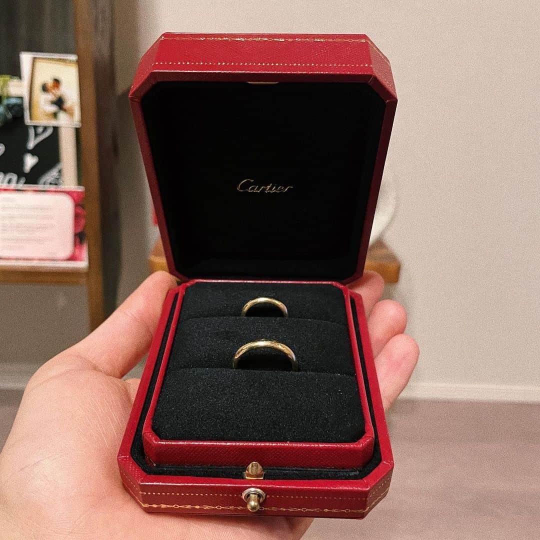 上杉圭哉さんのインスタグラム写真 - (上杉圭哉Instagram)「結婚指輪は @cartier で💍 #やっとですw  ㅤㅤㅤㅤㅤㅤㅤㅤㅤㅤㅤㅤㅤ 長くずっと付けやすいようにシンプルなデザインの指輪を2人で選びました〜😗　  ㅤㅤㅤㅤㅤㅤㅤㅤㅤㅤㅤㅤㅤ これからおじいちゃんになってもずっと残っているものなので、大切にしていきながら、一緒に歳をとり過ごしていきます🙄 #結婚指輪 #選ぶの #めちゃくちゃ難しかったわ #5回くらい見に行った」9月21日 23時13分 - keiya_uesugi