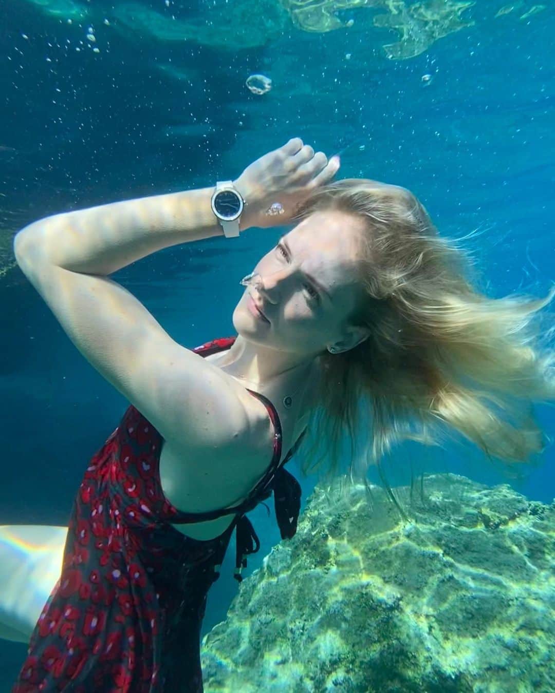 スベトラーナ・ロマシナのインスタグラム：「Свой день рождения я провожу в море 🌊 А если быть точнее, то под водой!  Спасибо всем за поздравления, приятные и теплые слова!  #UlysseNardin」