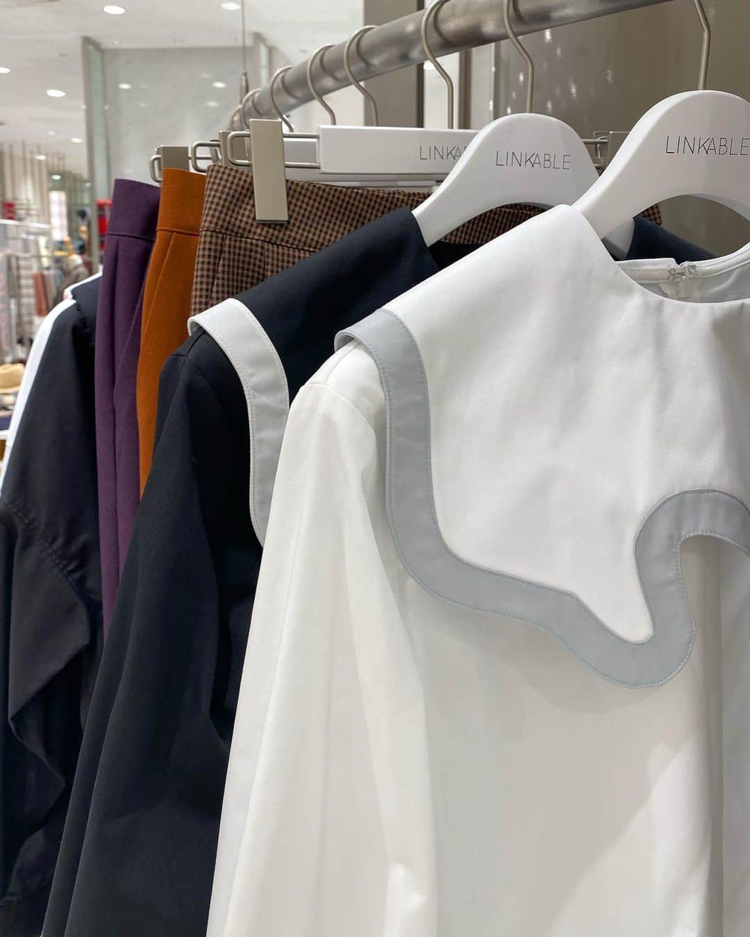 Mai Wakimizuのインスタグラム：「明日から伊勢丹新宿店1階にて、LINKABLE popup shopが始まります！初めての東京、初めてのデパート、しかも夢の伊勢丹！まだまだ先と思っていたけど気付けばもう数時間後。笑 1度断念しやっと実現した大イベント♡1週間と短い間ではありますが、お客様に直接お会い出来る貴重な機会、たっぷり堪能させて頂きます＼(^o^)／期間中、可能な限りインスタライブも考えておりますので、是非ご参加頂けると嬉しいです♡それではおやすみなさい♡寝れるかな。笑 ------------------------------ 【popup shopのご案内】 日時:2021年9月22日(水)〜28日(火) (24日(金)はイベント開催につき終日休業) 場所:伊勢丹新宿店 本館1階 婦人雑貨／イセタンリーフ  ------------------------------ #linkable#リンカブル」
