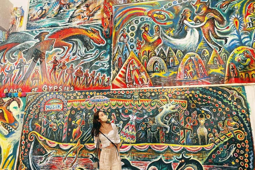 吉田沙世さんのインスタグラム写真 - (吉田沙世Instagram)「メキシコの文化や芸術に魅せられた日本人アーティストの作品を集めた企画展 #メヒコの衝撃 へ🇲🇽  鮮やかで迫力ある展示と作品背景の奥深さにも引き込まれ、数年前に訪れたメキシコの街並みを思い出しました。(またいつか行きたいなぁ)  美術館の目の前にはの〜んびりとした時間の流れる 湖畔もあって、山の端に沈む夕陽が辺りをオレンジ色に包んでいてとっても綺麗だった🦢✨  企画展は２６日までなのでぜひ。 @lsm_ichihara  #市原湖畔美術館 #岡本太郎 #水木しげる#河原温 #スズキコージ」9月22日 0時07分 - sayobaby