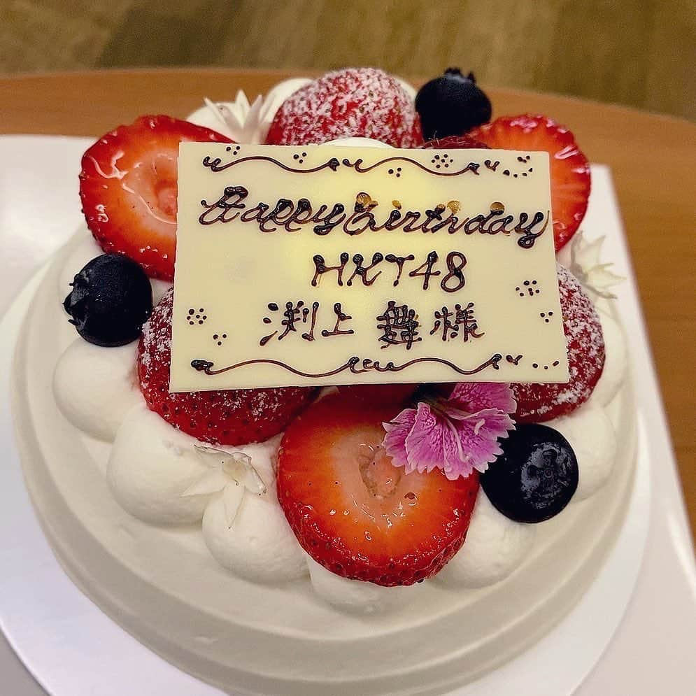 渕上舞さんのインスタグラム写真 - (渕上舞Instagram)「🎂💌 ⁡ たくさんのお祝いメッセージありがとうございます☺︎ 25歳スタートの日からとっても幸せでした…！  応援してくださる皆さん、お世話になっている皆さんに今後の活動を通してお返しできるようがんばります🎁 ⁡ お祝いでいただいたケーキ。 他にもあと何個かいただきました…🤤幸 ⁡ 25歳も、どうぞよろしくお願いいたします♡ ⁡ ⁡ #渕上舞生誕祭2021 #thankyou」9月22日 0時00分 - mai_fuchigami_48