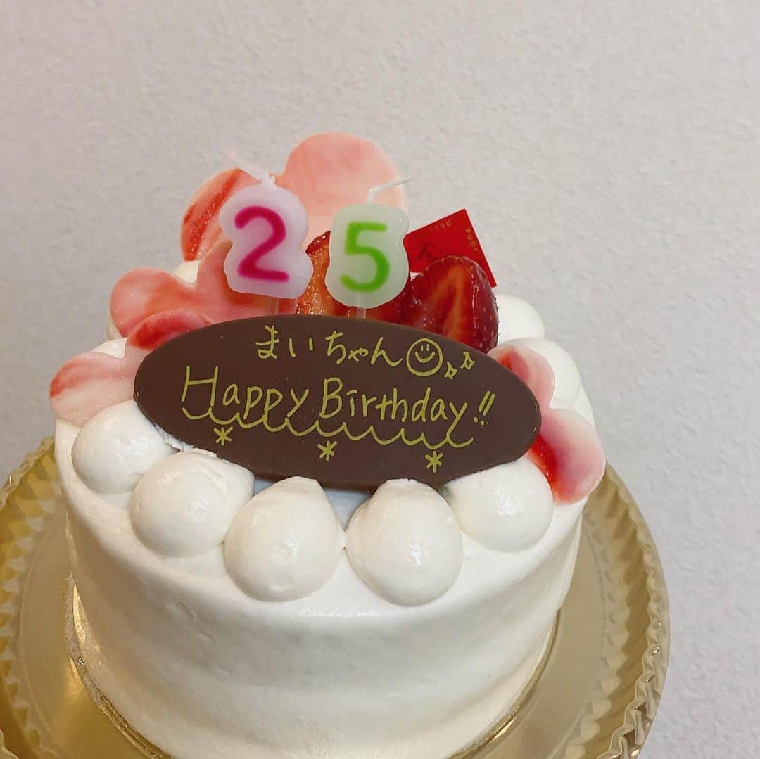 渕上舞のインスタグラム：「🎂💌 ⁡ たくさんのお祝いメッセージありがとうございます☺︎ 25歳スタートの日からとっても幸せでした…！  応援してくださる皆さん、お世話になっている皆さんに今後の活動を通してお返しできるようがんばります🎁 ⁡ お祝いでいただいたケーキ。 他にもあと何個かいただきました…🤤幸 ⁡ 25歳も、どうぞよろしくお願いいたします♡ ⁡ ⁡ #渕上舞生誕祭2021 #thankyou」