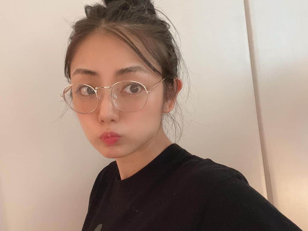 片山萌美のインスタグラム：「メガネの片山さん。  #moemikatayama  #gu #100均」