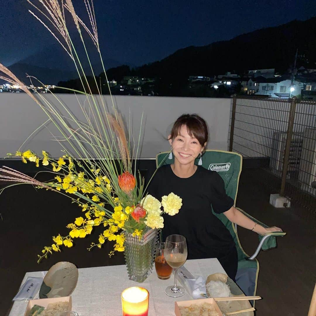 荒生暁子さんのインスタグラム写真 - (荒生暁子Instagram)「中秋の名月🌕で月光浴🍡  おうちバルコニーで 大切なお客様をおもてなし。  夜風と鈴虫を感じながら 弾むおしゃべり。  多様性、変化の時代だけど 縄文時代から変わっていないものは何かって 話が1番盛り上がった。  #月の光#月光 #中秋の名月 #お月見#満月 #ステイホーム #ステイバルコニー  #鶴屋吉信 #梅の花弁当 京都で買ってきた干菓子」9月22日 0時22分 - akikoarao0904