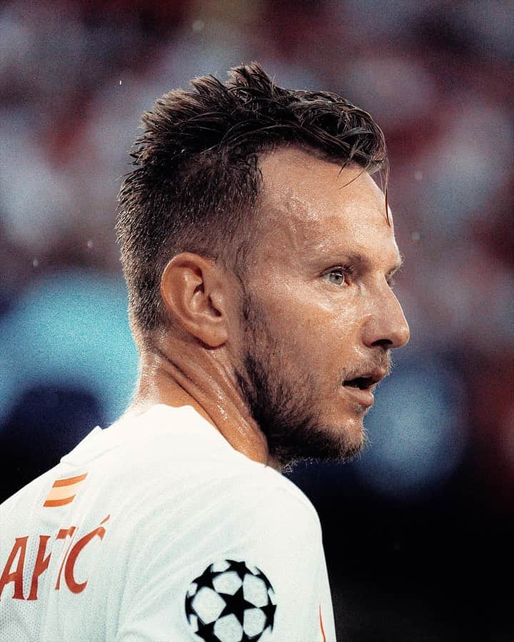 イヴァン・ラキティッチのインスタグラム：「Behind the scene of the last @championsleague game 💫🔥🤩  #championsleague #sevillafc #game」