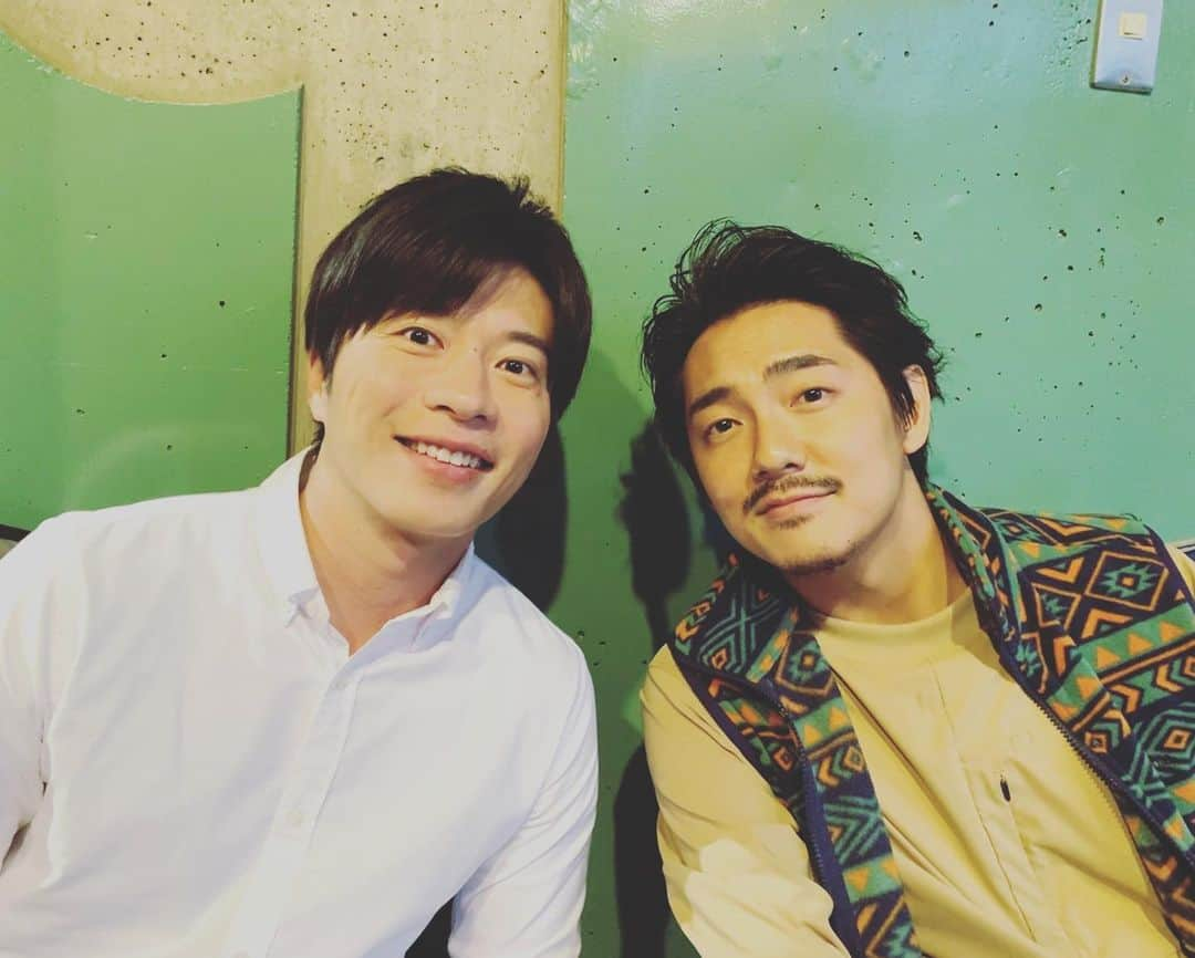 長田成哉さんのインスタグラム写真 - (長田成哉Instagram)「「総理の夫」 ⁡ いよいよ9/23より 公開になります。 ⁡ 偶然にも今、リアルに 「女性の総理大臣」が 誕生するかも知れない 状況と重なっていますね。 ⁡ 今まで自分は、 「ウイルスに翻弄される時代」を迎えるまでは 政治の事はニュースを見ても 正直「わからない」で 済ませていた事が 沢山あったなと。 今になってよく思う瞬間があります。 ⁡ この「総理の夫」という作品は 全ての世代の人々 特に自分と同世代の人には 本当に観て欲しいなと思う作品です。 ⁡ 細かい事はここで言いません。 じゃあこれだけ！！ ⁡ ⁡ 俺は、一回の試写で ⁡ ⁡ ⁡ 3回泣きました。笑笑 ⁡ ⁡ ぜひ、ぜひ！！ 観てね！！！笑 ⁡ ⁡ ⁡ 撮影してから少し時間が経っていますが ⁡ 俺の役は撮影期間自体は短く ギュッと一気に。  ⁡ 機会がないと一緒に写真撮らないし 俺バイクとキャンプと自炊ばっかりで あんま載せたりしないのですが。笑  今回はちょっと書きたい事もあったので。  「総理の夫」であり 俺が役者になる為に上京した頃に 家が近かった事もあり よくメシに連れて行ってくれた 兄貴としばらくぶりに 現場一緒になれまして。 ⁡ ⁡ 「先輩と後輩」という そのまんまの関係性だったので 嬉しかったんです。笑 ⁡ ⁡ ただ俺自身、 実はこの時期少し 仕事の事で悩んでいた 時期でもあり。 ⁡ 兄貴が少し話す時間を 作ってくれたりしたんです。 ⁡ 20の時からずーっと、多い時では 週6くらいで銭湯一緒に行ったりとか。笑 ⁡ 世話になってたんですが、 ある日 「俺はこの人にくっついてたら、居心地が良過ぎて自分に甘えてしまって、成長しなくなってしまう気がする」 と感じた瞬間があったんです。 ⁡ ⁡ なので、俺から唐突に距離を取りました。 （不器用なので） ⁡ 唐突過ぎたので 圭さんは 「なんだよアイツ」って ちょっとなったと思うし 何回か言われました。笑 ⁡ それでも俺は距離を取りました。 可愛く無いですね。 それも何回か言われました。笑 ⁡ ⁡ でも自分的には必要な事だったので。  多分許してくれてます。笑 ⁡ ⁡ 圭さんは運命的な作品に出会って、 電車に乗っても、雑誌を開いても、 ロフトでカレンダーを買おうとしても。笑 ⁡ 観ない日は無いくらいになって ⁡ 「な、やっぱスゲーよな」って思ったし。 ⁡ ⁡ 昔「頼む、今日の舞台お前から見て客観的にダメ出ししてくれ」って まだ当時まともに仕事もしてない俺に聞いたんですよこの人。 ⁡ ⁡ だからね。 ⁡ ⁡ 俺からすれば 「圭さんはずっとスゲーぞ」と一人で 嬉しくなっていましたよ。笑 ⁡ ⁡ 書いてるうちに何が言いたいか分からなくなってきたので、まとめると ⁡ ⁡ この人を見ると 「負けてらんねぇ」って 思えるという事です。 ⁡ ⁡ ⁡ 「総理の夫」 ぜひ、多くの人にご覧に頂きたい作品です。 ⁡ 何かと大変なご時世ですが、是非。 ⁡ ⁡ #最初は久々のツーショット #2枚目はなんか「田中くん」らしい #3枚目は善田鳥類研究所のＴシャツ #最後は当時いつもお気に入りのキャップを被ってたパイセン #実はIMALUを紹介してくれたのは圭さん」9月22日 1時40分 - seiyaosada