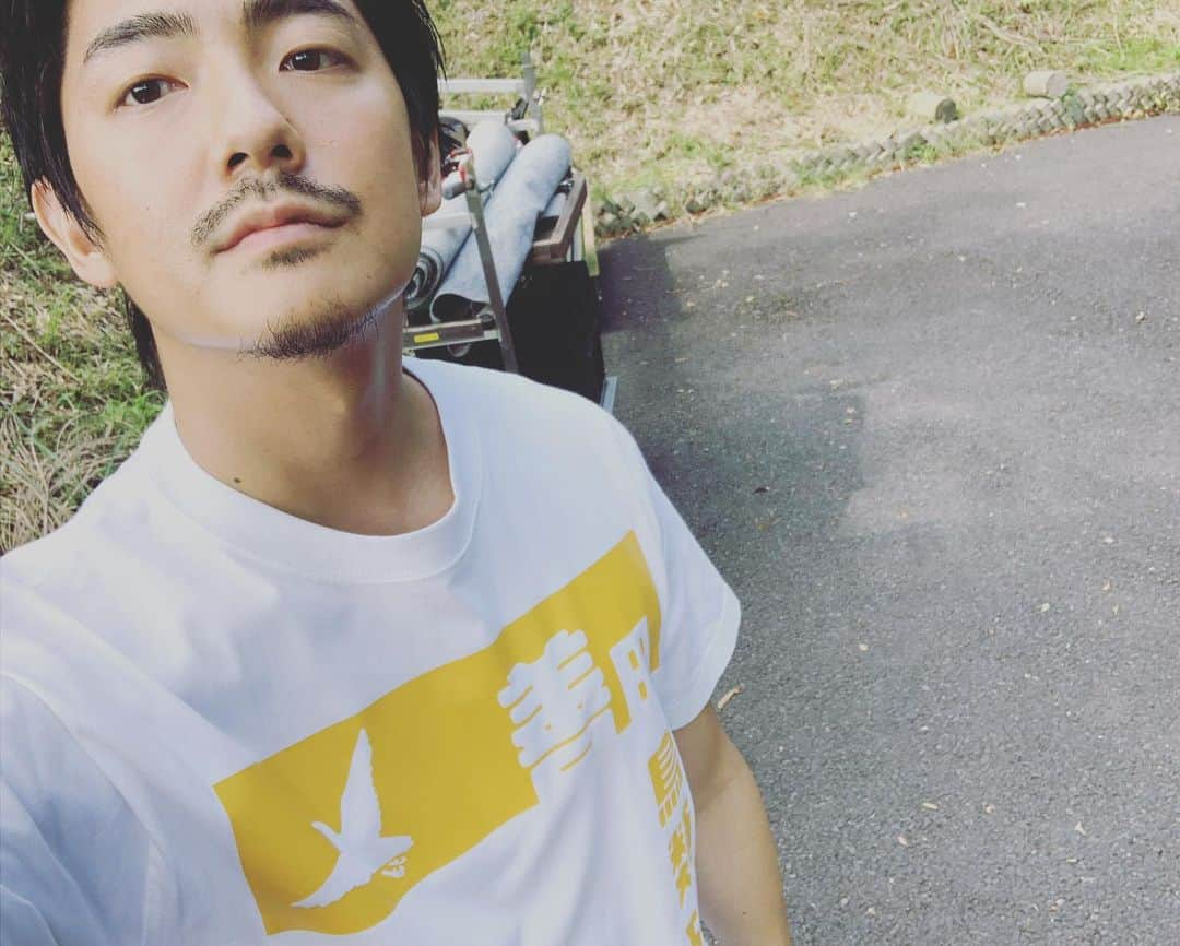 長田成哉さんのインスタグラム写真 - (長田成哉Instagram)「「総理の夫」 ⁡ いよいよ9/23より 公開になります。 ⁡ 偶然にも今、リアルに 「女性の総理大臣」が 誕生するかも知れない 状況と重なっていますね。 ⁡ 今まで自分は、 「ウイルスに翻弄される時代」を迎えるまでは 政治の事はニュースを見ても 正直「わからない」で 済ませていた事が 沢山あったなと。 今になってよく思う瞬間があります。 ⁡ この「総理の夫」という作品は 全ての世代の人々 特に自分と同世代の人には 本当に観て欲しいなと思う作品です。 ⁡ 細かい事はここで言いません。 じゃあこれだけ！！ ⁡ ⁡ 俺は、一回の試写で ⁡ ⁡ ⁡ 3回泣きました。笑笑 ⁡ ⁡ ぜひ、ぜひ！！ 観てね！！！笑 ⁡ ⁡ ⁡ 撮影してから少し時間が経っていますが ⁡ 俺の役は撮影期間自体は短く ギュッと一気に。  ⁡ 機会がないと一緒に写真撮らないし 俺バイクとキャンプと自炊ばっかりで あんま載せたりしないのですが。笑  今回はちょっと書きたい事もあったので。  「総理の夫」であり 俺が役者になる為に上京した頃に 家が近かった事もあり よくメシに連れて行ってくれた 兄貴としばらくぶりに 現場一緒になれまして。 ⁡ ⁡ 「先輩と後輩」という そのまんまの関係性だったので 嬉しかったんです。笑 ⁡ ⁡ ただ俺自身、 実はこの時期少し 仕事の事で悩んでいた 時期でもあり。 ⁡ 兄貴が少し話す時間を 作ってくれたりしたんです。 ⁡ 20の時からずーっと、多い時では 週6くらいで銭湯一緒に行ったりとか。笑 ⁡ 世話になってたんですが、 ある日 「俺はこの人にくっついてたら、居心地が良過ぎて自分に甘えてしまって、成長しなくなってしまう気がする」 と感じた瞬間があったんです。 ⁡ ⁡ なので、俺から唐突に距離を取りました。 （不器用なので） ⁡ 唐突過ぎたので 圭さんは 「なんだよアイツ」って ちょっとなったと思うし 何回か言われました。笑 ⁡ それでも俺は距離を取りました。 可愛く無いですね。 それも何回か言われました。笑 ⁡ ⁡ でも自分的には必要な事だったので。  多分許してくれてます。笑 ⁡ ⁡ 圭さんは運命的な作品に出会って、 電車に乗っても、雑誌を開いても、 ロフトでカレンダーを買おうとしても。笑 ⁡ 観ない日は無いくらいになって ⁡ 「な、やっぱスゲーよな」って思ったし。 ⁡ ⁡ 昔「頼む、今日の舞台お前から見て客観的にダメ出ししてくれ」って まだ当時まともに仕事もしてない俺に聞いたんですよこの人。 ⁡ ⁡ だからね。 ⁡ ⁡ 俺からすれば 「圭さんはずっとスゲーぞ」と一人で 嬉しくなっていましたよ。笑 ⁡ ⁡ 書いてるうちに何が言いたいか分からなくなってきたので、まとめると ⁡ ⁡ この人を見ると 「負けてらんねぇ」って 思えるという事です。 ⁡ ⁡ ⁡ 「総理の夫」 ぜひ、多くの人にご覧に頂きたい作品です。 ⁡ 何かと大変なご時世ですが、是非。 ⁡ ⁡ #最初は久々のツーショット #2枚目はなんか「田中くん」らしい #3枚目は善田鳥類研究所のＴシャツ #最後は当時いつもお気に入りのキャップを被ってたパイセン #実はIMALUを紹介してくれたのは圭さん」9月22日 1時40分 - seiyaosada