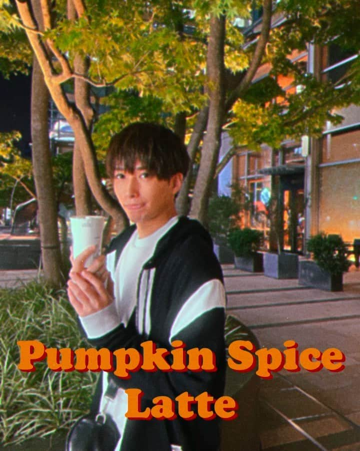 井深克彦のインスタグラム：「. 🍁☕️🎃 ⁡ 秋の訪れを感じますね🍁 夜は肌寒くなってきて コーヒーもだんだんHOTを 注文するようになってきました😮‍💨 ⁡ @starbucks_j から15年ぶりに 再登場した【パンプキンスパイスラテ】 僕はこの秋初めて飲みました🎃 ⁡ パンプキンの甘みと ナツメグなどのスパイスの香りが 秋を演出てくれます🍁 この季節にピッタリなこのラテ、 みなさんも是非飲んでみてください🎃 ⁡ ___⌫ #スターバックス #パンプキンスパイスラテ #PSL #スタバ #starbucks #秋 #15年ぶり #PR @starbucks_j」