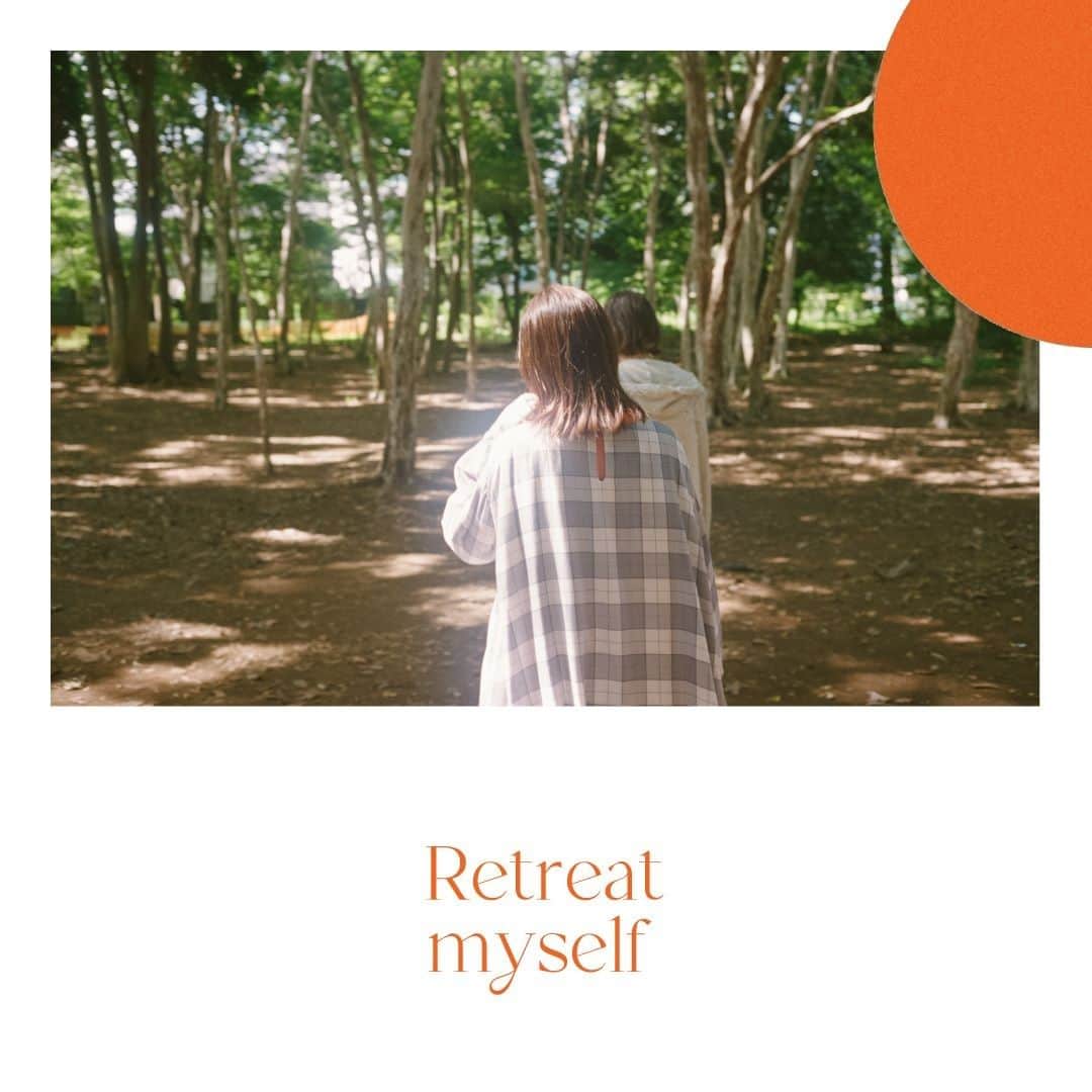 ルミネ公式のインスタグラム：「. Retreat myself 身近な森の中へ。  心をゆるめて、秋へ。  Model @sakurako_kns & @_lisabayne Creative direction & Art direction @kana_tkym Photo @kisshomaru Hair & Make up @chikasuzuki1 Styling @leeyasuka   #retreatmyself #retreat #retreatment #小西桜子 #ベイン理紗 #lumine #ルミネ  #シンプルライフ #ミニマリスト #シンプルな暮らし #花と暮らす #小さな暮らし #季節を楽しむ」