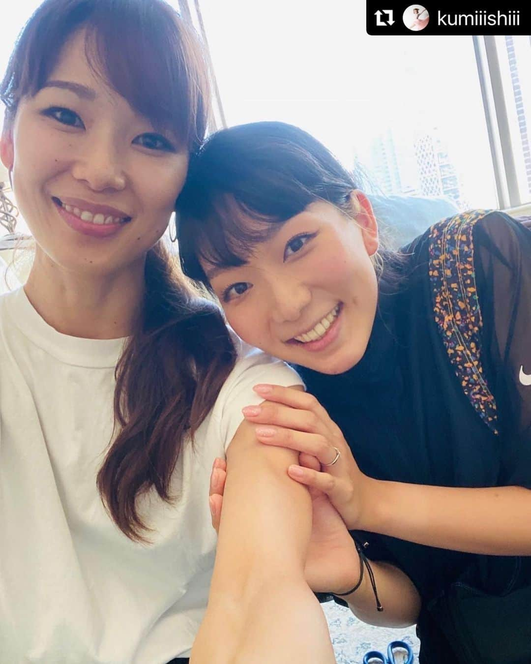 中村祥子さんのインスタグラム写真 - (中村祥子Instagram)「久美ちゃんに会ってお話ししたら いろいろ止まらな〜い🤣 それぞれの思いや考えやダンサーとしてのいい事も大変な事も悩みも対策も 本当にいろいろ話してディスカッションして、伝えていきたいことが山ほど出てくるね‼️もちろんバレエは大変で厳しい世界ではあるけれど、たくさんの情報を得て自分自身がちゃんと理解していくことで解決に繋がることがいっぱいあるから、いろいろな情報を得ながら自分自身が体験して自分に必要なことが見つかっていけばいいなと思います。 同じことを繰り返していく大切さは、もちろんあるけれど、少しやり方を広げてみる勇気も大切だよね、きっと✨ 私も、もっといろいろ勉強して伝えられるべきことを幅広く増やしていきたいと思ってます‼️ @kumiiishiii  @kumikoishii_youtube  久美ちゃんとのお話しは本当に 興味深い話しばかりだった💛  Repost @kumiiishiii with @make_repost ・・・ 今日はある事を目的に祥子さん @shoko_officialpage が会いに来てくれました😆❤️ 詳しくは @kumikoishii_youtube の方に載せますね😍 お会いできたことも、沢山おしゃべりできたことも何もかも嬉しすぎて写真撮る時は見事に祥子さんの腕鷲掴み🤣🙌🏻  昔から私の中で祥子さんは日本一のバレリーナで憧れの存在でした…🌟 これからも沢山お勉強させてください！師匠大好きです！よろしくお願いします😁🙋🏻‍♀️🌟✨ #shokonakamura #kumikoishii #ダンサーのために #美しく、強くを目指して」9月22日 12時06分 - shoko_officialpage