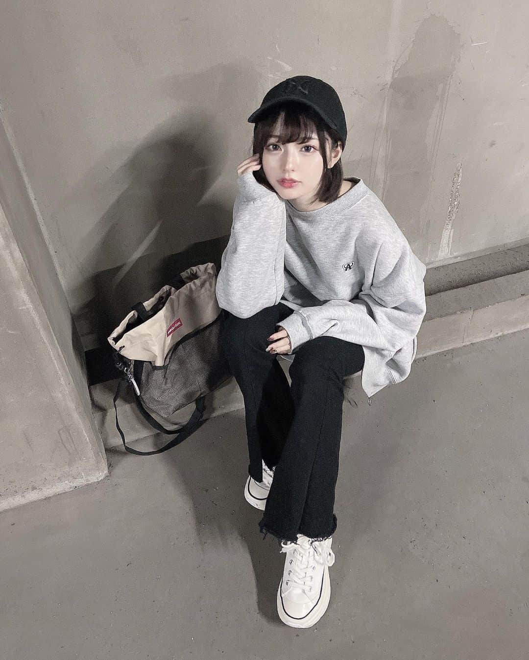 sarimaru(国木田さりまる)さんのインスタグラム写真 - (sarimaru(国木田さりまる)Instagram)「最近メンズライクっぽい服装多いんだけど、どうかな💭  気になっていた＃akiiiclassic のスニーカーコーデ。 動きやすいコットンハイのソールは疲れないし形が可愛いからお気に入りです🌈  トート巾着もオーバーサイズスエットも #akiiiclassic で揃えて、 ちょっとしたお買い物にもお散歩にも使えてお出かけできそう😊  #akiiiclassic #アキクラシック #オルチャン　 #韓国ファッション #スニーカー  #白スニーカー #白スニーカーコーデ　#pr」9月22日 12時10分 - pika.870