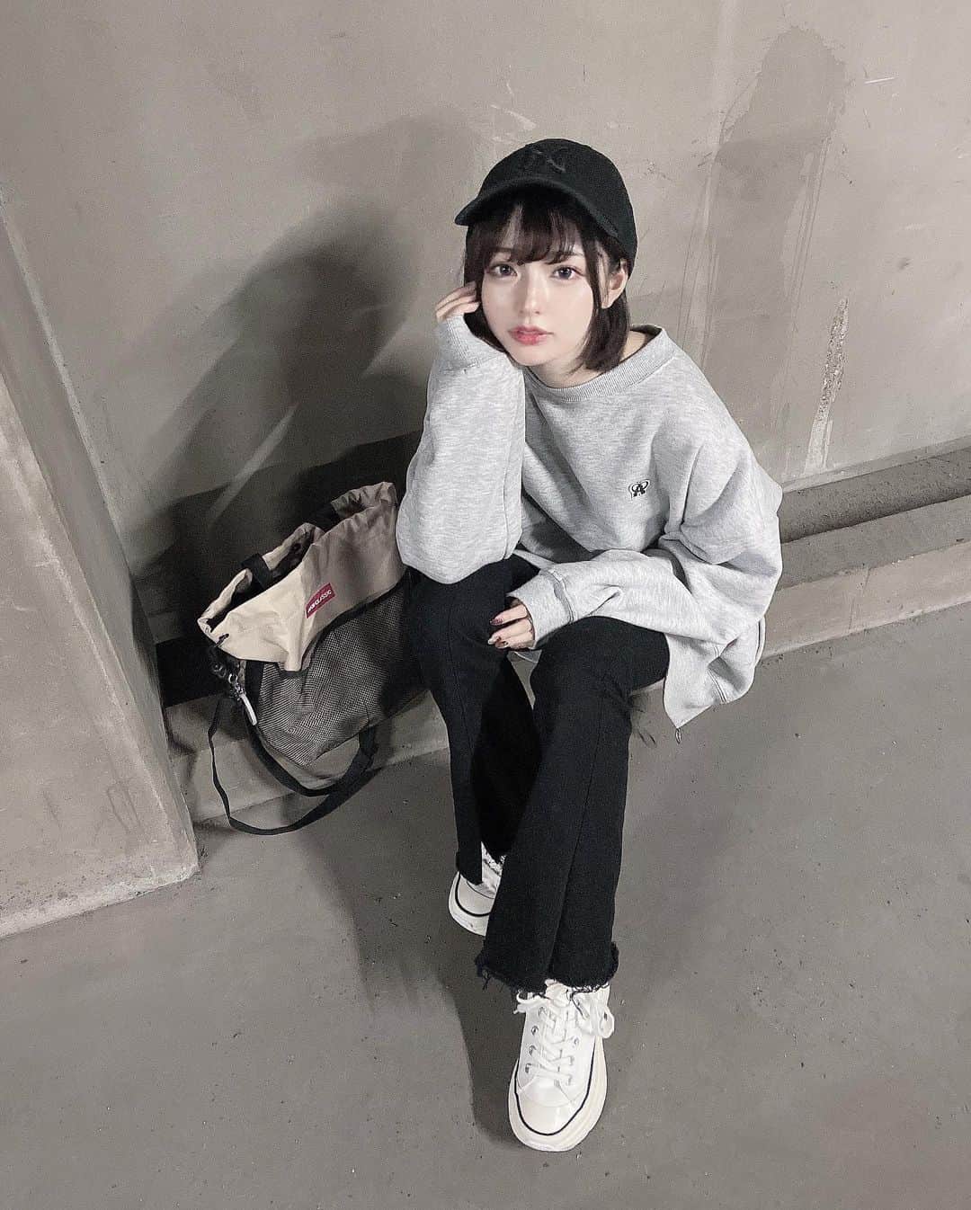 sarimaru(国木田さりまる)のインスタグラム：「最近メンズライクっぽい服装多いんだけど、どうかな💭  気になっていた＃akiiiclassic のスニーカーコーデ。 動きやすいコットンハイのソールは疲れないし形が可愛いからお気に入りです🌈  トート巾着もオーバーサイズスエットも #akiiiclassic で揃えて、 ちょっとしたお買い物にもお散歩にも使えてお出かけできそう😊  #akiiiclassic #アキクラシック #オルチャン　 #韓国ファッション #スニーカー  #白スニーカー #白スニーカーコーデ　#pr」