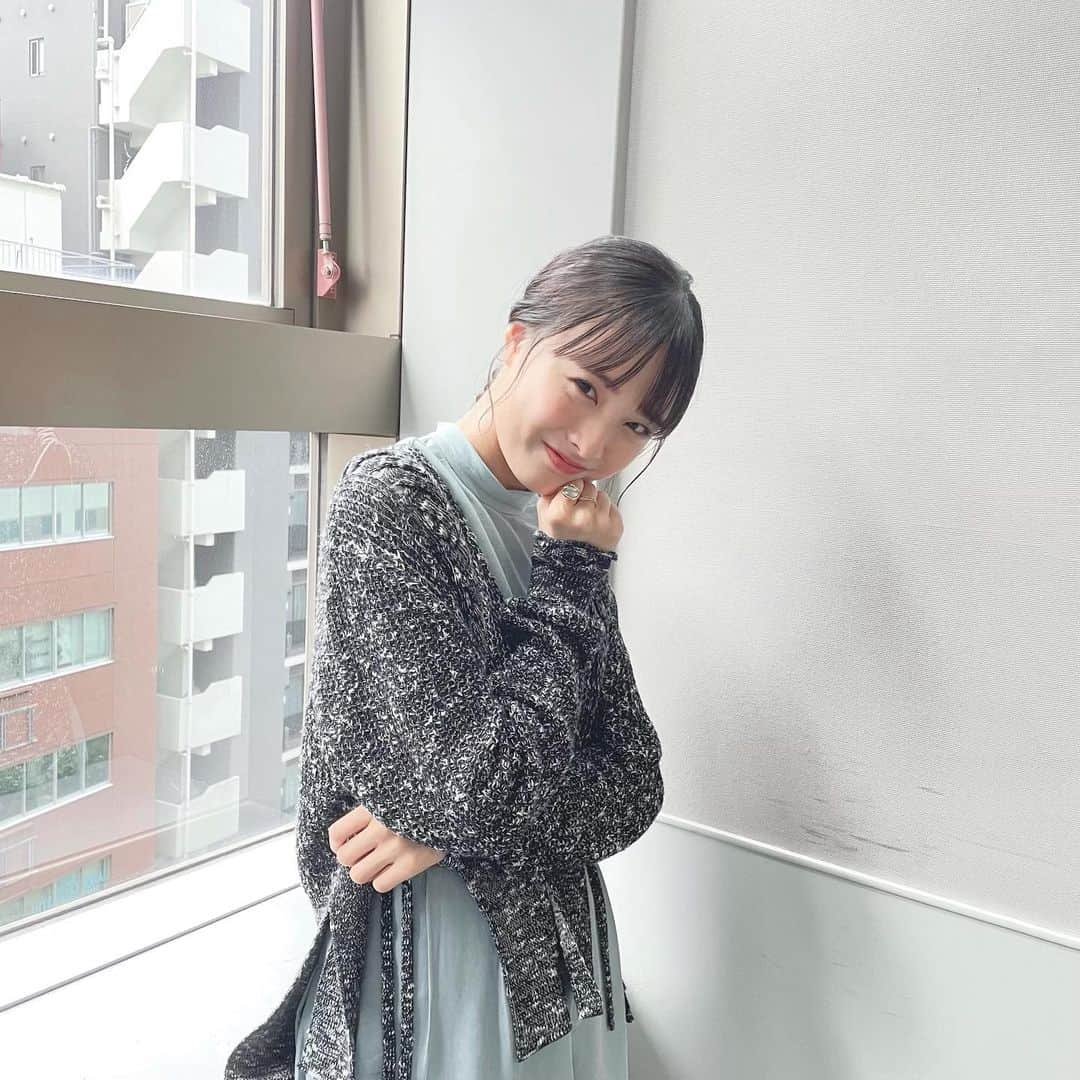 大友花恋さんのインスタグラム写真 - (大友花恋Instagram)「今日のラヴィット！もありがとうございました！ いつも動画でお世話になっているまりなさんとトレーニング出来たり、ラヴィット！ランキングでカレー1位を当てられたり🍛 嬉しすぎる2時間でした👏  ヨガのポーズとカレーを食べるポーズ（ナンver.）」9月22日 12時30分 - karen_otomo