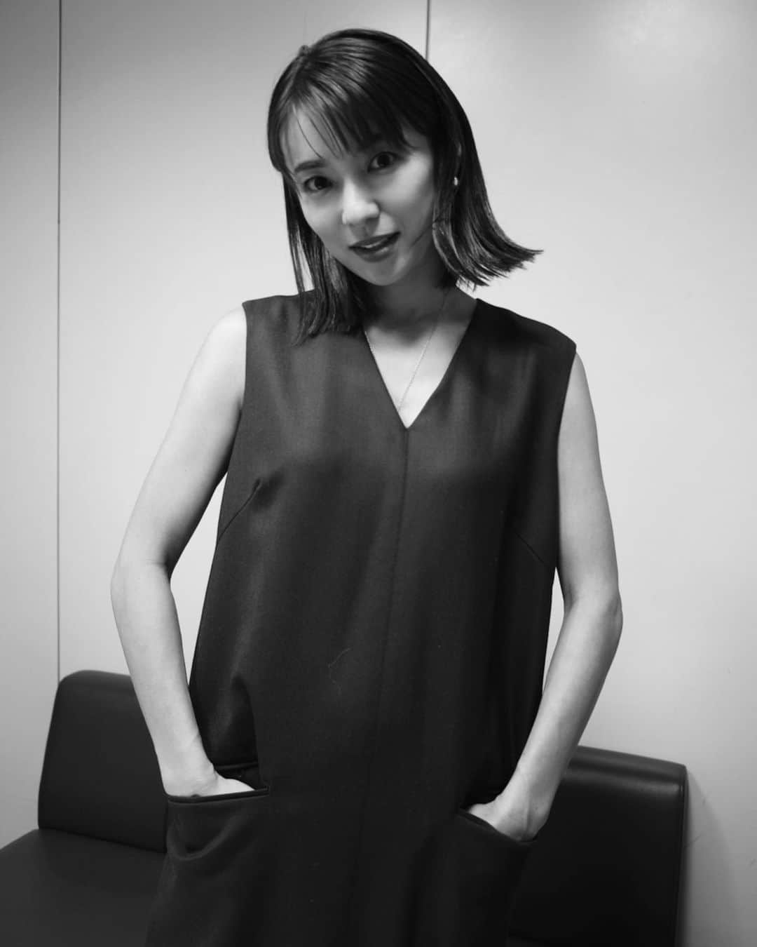 のインスタグラム：「𝘭𝘰𝘷𝘦 𝘰𝘯𝘦'𝘴 𝘯𝘦𝘸 𝘩𝘢𝘪𝘳𝘴𝘵𝘺𝘭𝘦..✨  やってみたかった切りっぱなしボブ。 こんなに短いのは何年振りだろう！  スッキリ気持ちいいね〜　秋をたのしむぞ🙊  #newhairstyle  one piece/ #uncrave」