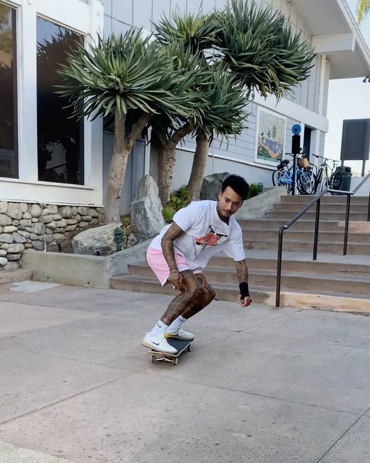 ナイジャ・ヒューストンのインスタグラム：「Local grindage! @disorder」