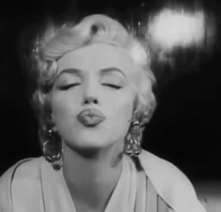 マリリン・モンローのインスタグラム：「Tag someone who loves Marilyn Monroe💋」