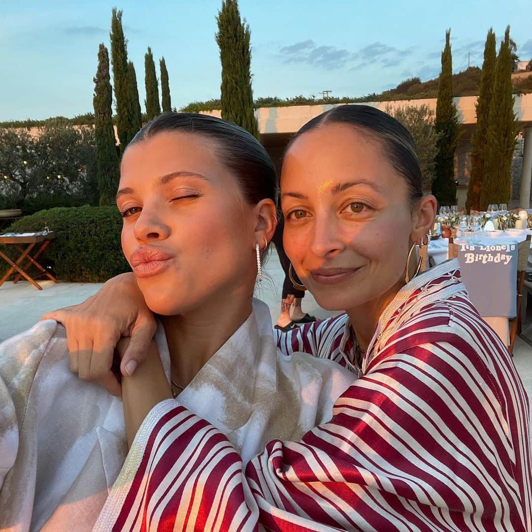 ソフィア・リッチーのインスタグラム：「So lucky to call you my big sis. I love you beyond words @nicolerichie HBD 👸🏼」