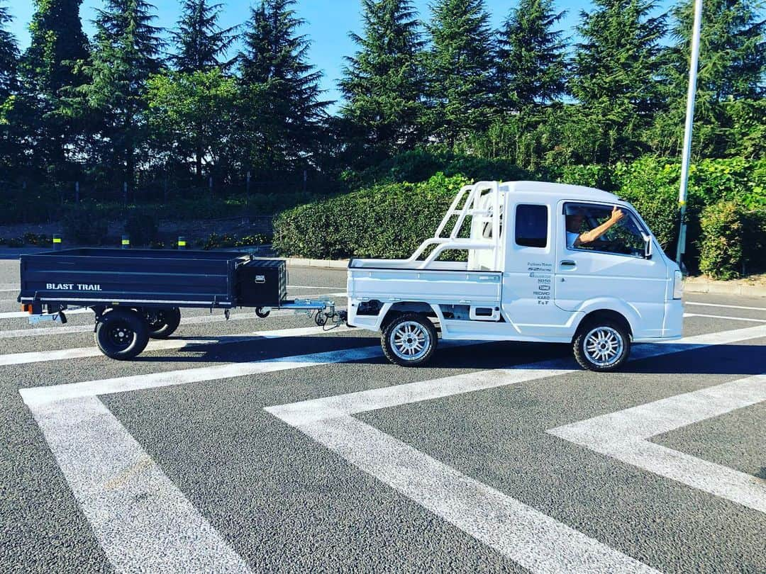 結城アンナさんのインスタグラム写真 - (結城アンナInstagram)「軽トラックにトレーラー🚛🤷🏼‍♀️だそうです🤷🏼‍♀️Latest addition to the mini truck➡️is the mini trailer🤷🏼‍♀️ ☆☆🚛☆☆♡☆☆☆☆☆♡🚛 #軽トラック #トレーラー #岩城滉一 @51tv_youtube #agepositive #positiveaging #ポジティブエイジング #自分をいたわる暮らしごと #北欧が教えてくれたシンプルな幸せの見つけ方　#minitruck #minitrailer」9月22日 5時47分 - ayukihouse