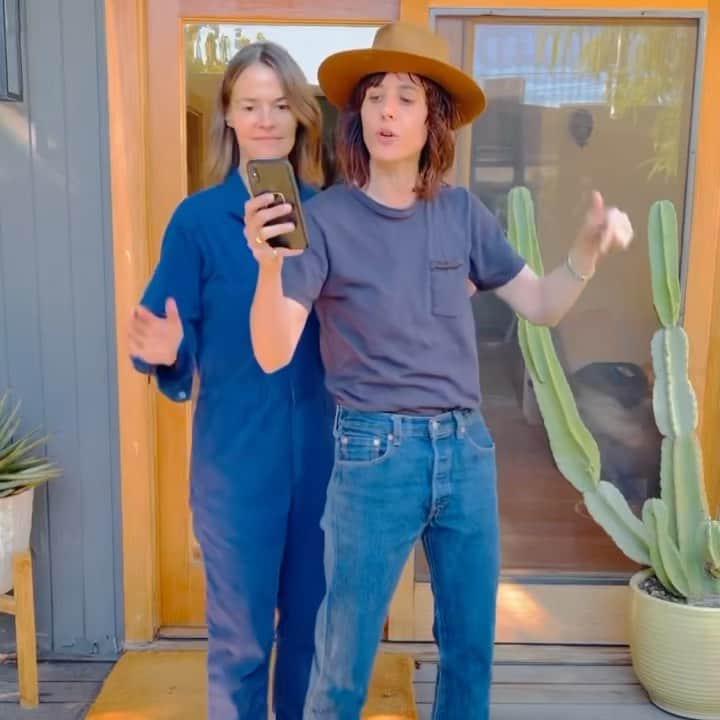 キャサリン・メーニッヒのインスタグラム：「Shout out to the meet and greets. Leisha, Mo and myself are very excited to meet you all.  Head over to the @thepantspod and to help us pick merch.   Tickets available in Bio 👖」