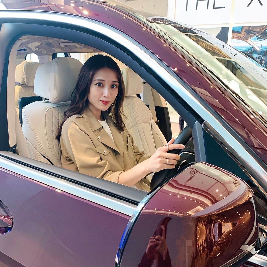 広瀬未花さんのインスタグラム写真 - (広瀬未花Instagram)「BMW THE X7 NISHIJIN EDITION (@bmwjapan )  今回はBMWの〝日本の名匠プロジェクト第三弾〟を特別に見せて頂きました✨  このプロジェクトではBMWの車を通じて、日本が誇る伝統工芸の匠とともに〝和ならではの究極の美と技術〟で世界に例のない車を作りあげるという特別なプロジェクト。 世界で限定3台しか販売されない、特別仕様車なんです！  プロジェクト第三弾目の今回は... BMW✖️西陣織。 想像もつかないコラボレーションですよね？  艶やかな紫色のボディーはアメトリン・メタリックで、光の加減や角度によって黄金色のようにも見えたりと様々な表情を見せてくれる色なんです。  内装のフロント・センター・アームレストには、京都が世界に誇る西陣織に独自の伝統技法である「引箔技法」を用いて作られた、 西陣織と箔の素晴らしいコラボレーション。 深みがある輝きは、まるで京都の美しい寺院の中にいるよう。  パネルなどは、銀箔を加工して独特な風合いを表現した「焼き箔」を、幾度も塗装と箔押しを繰り返すことで奥行きのある美しさに仕上げているのだとか。 細部にまでこだわり抜いた職人さんの技術が光っていて、芸術的な美しさに圧巻でした！！  日本とドイツの それぞれの美と技術が融合された  BMW THE X7 NISHIJIN EDITION  とっても素晴らしかったです！！  #BMWTHEX7NISHIJINEDITION  #BMWと日本の名匠プロジェクト #PR  #BMWLuxury  #BMWTHEX7  #BMWJapan  #BMW」9月22日 12時42分 - micahirose