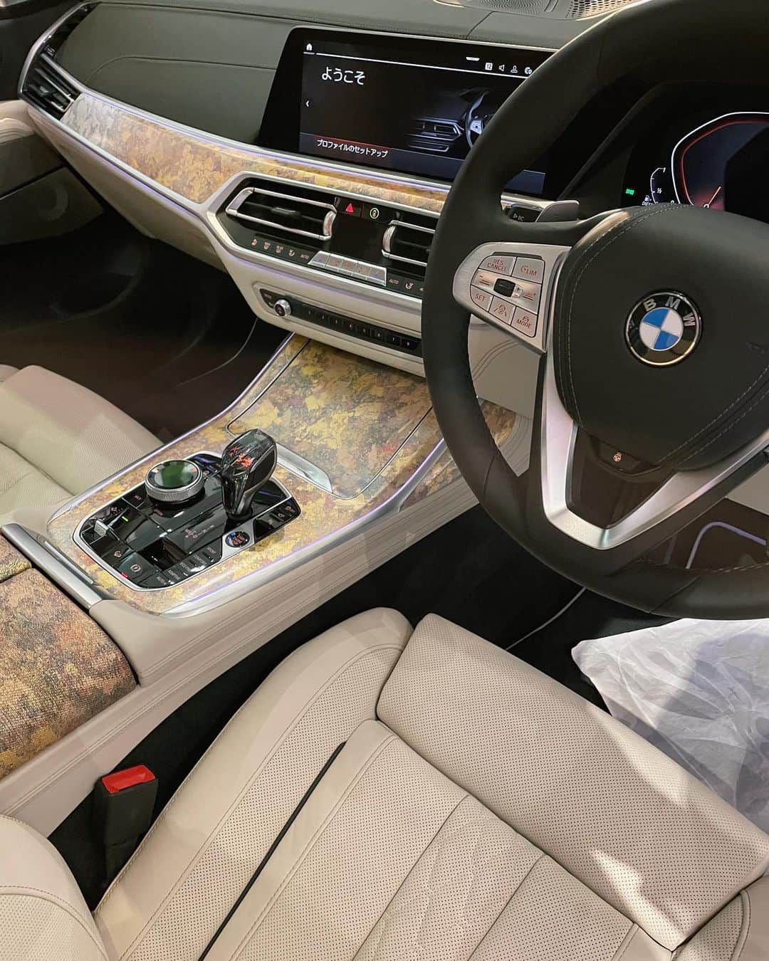柴田翔平さんのインスタグラム写真 - (柴田翔平Instagram)「BMWと日本の名匠プロジェクト第３弾"BMW THE X7 NISHIJIN EDITION"を、特別に見せていただきました。 外装は光によりその表情を変えるBMW Individual のスペシャル・ペイント アメトリンで内装には京都の老舗箔屋の楽芸工房による箔装飾の世界限定３台特別仕様になっていて豪華すぎた！！ 実際にX7見ると欲しくなるー！！ #BMWTHEX7NISHIJINEDITION #BMWと日本の名匠プロジェクト #BMWLuxury  #BMWTHEX7  #BMWJapan  #BMW　#PR」9月22日 12時45分 - shohey_shibata