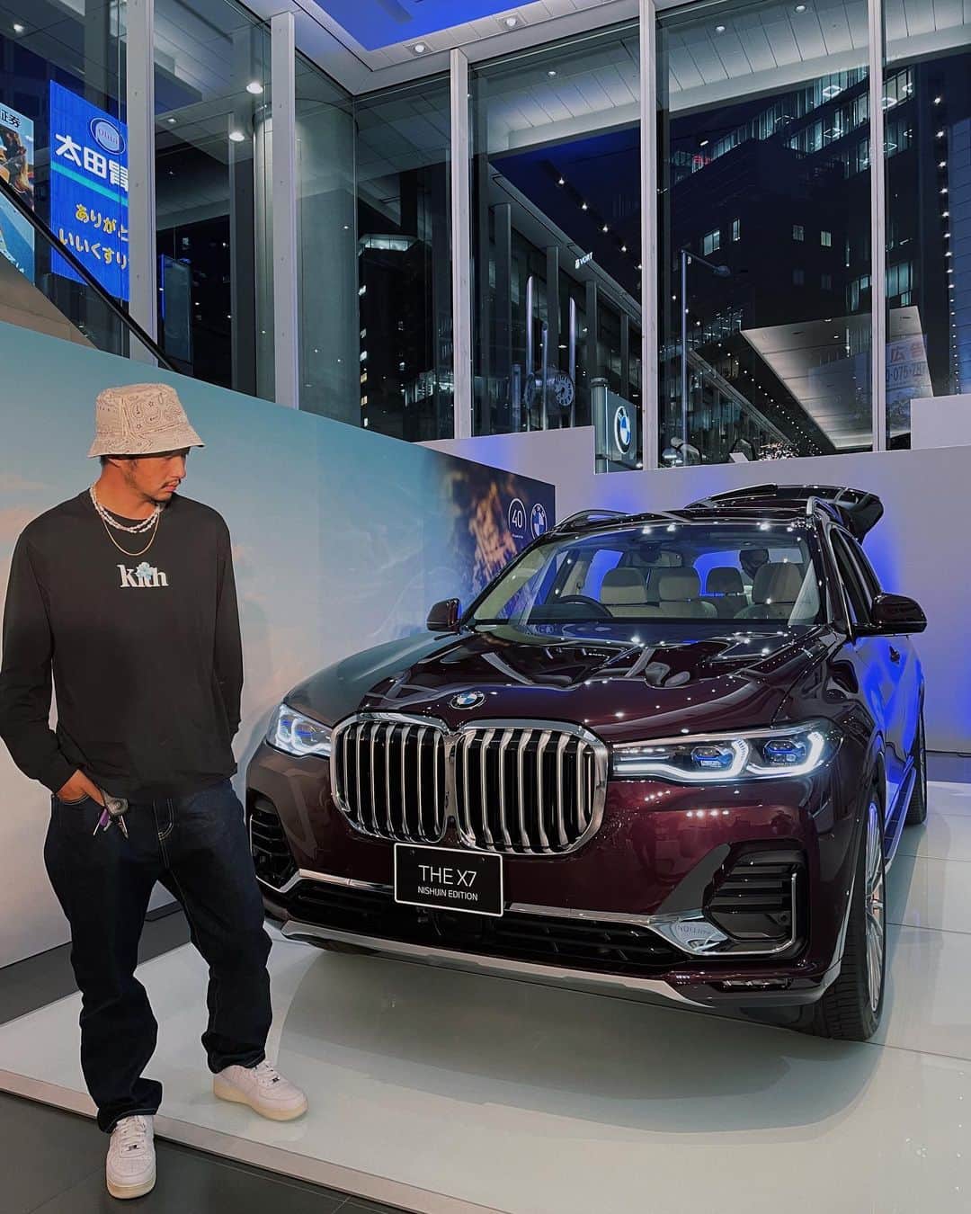 柴田翔平のインスタグラム：「BMWと日本の名匠プロジェクト第３弾"BMW THE X7 NISHIJIN EDITION"を、特別に見せていただきました。 外装は光によりその表情を変えるBMW Individual のスペシャル・ペイント アメトリンで内装には京都の老舗箔屋の楽芸工房による箔装飾の世界限定３台特別仕様になっていて豪華すぎた！！ 実際にX7見ると欲しくなるー！！ #BMWTHEX7NISHIJINEDITION #BMWと日本の名匠プロジェクト #BMWLuxury  #BMWTHEX7  #BMWJapan  #BMW　#PR」