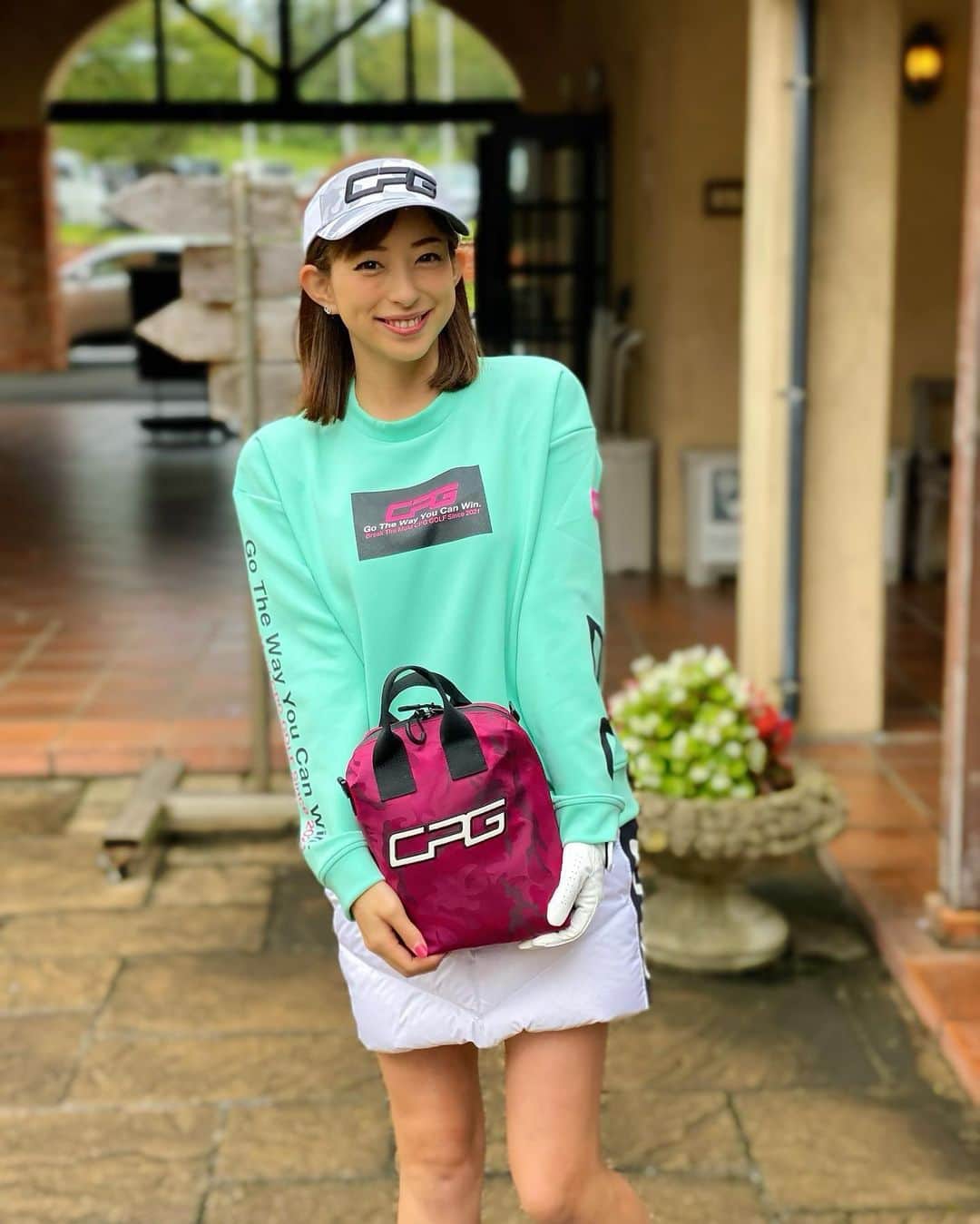 RIKAのインスタグラム：「. ミントグリーン🍀 @cpggolf_official  . 秋の芝にはすごく映えていい可愛い🍁🍁 普段着でも着れちゃうのがいいですね☺️ . . . #ゴルフ#golf#⛳️#ゴルフ女子#ゴルフ好き#ゴルフウエア#ゴルフコーデ#ゴルフスイング#골프 #골프웨어 #골프스윙 #여행 #해외여행 #골프스타그램 #골프중독 #와인 #소주 #좋은시간 #cpg#秋#秋服」