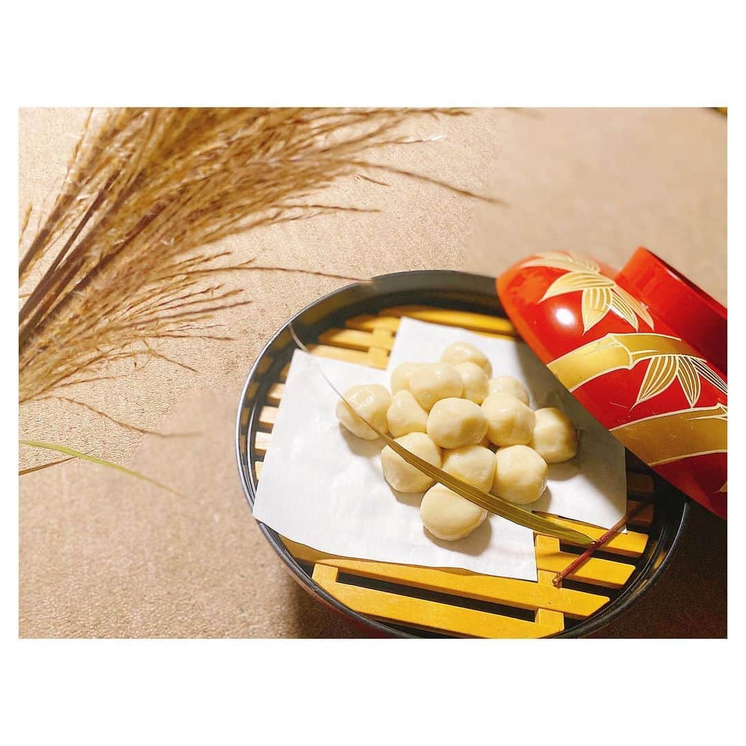 荒川れん子のインスタグラム：「Tsukimi, or moon viewing, is a practice of appreciating the full moon in autumn with DANGO(like mochi) and SUSUKI(silver grass). But it was totally cloudy night in my town, so we just eat up🤣 十五夜でお月見しようと、じいじとボーイズはススキ探しに走り、ばぁばと私はお団子作りながら「15個だと収まりが良くないよね⁉️」と何度も並べ変えたり(しかも滑って中々積み上がらず🤣)、バタバタ準備したにもかかわらず昨夜は曇り☁️花より団子の夜となりました😝 . お豆腐入れると冷めても固くならないのね👍 . . #japan #fullmoon #tsukimi #event #moonfestival #autumn #moon #season #homemade #dango #family #lifeisajourney #dailylife #お月見 #十五夜 #中秋の名月 #おだんご #花より団子 #秋 #行事 #季節 #お豆腐 #おうち時間 #日々の暮らし」