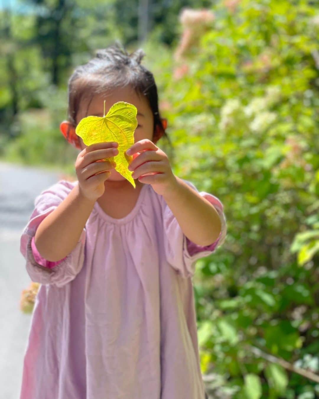 優木まおみさんのインスタグラム写真 - (優木まおみInstagram)「我が家の妖精ちゃん🧚‍♀️  ハート♥️の葉っぱを見つけて喜んでるところ。  いつもママたちに幸せをくれてありがとう^_^」9月22日 9時12分 - yukimaomi