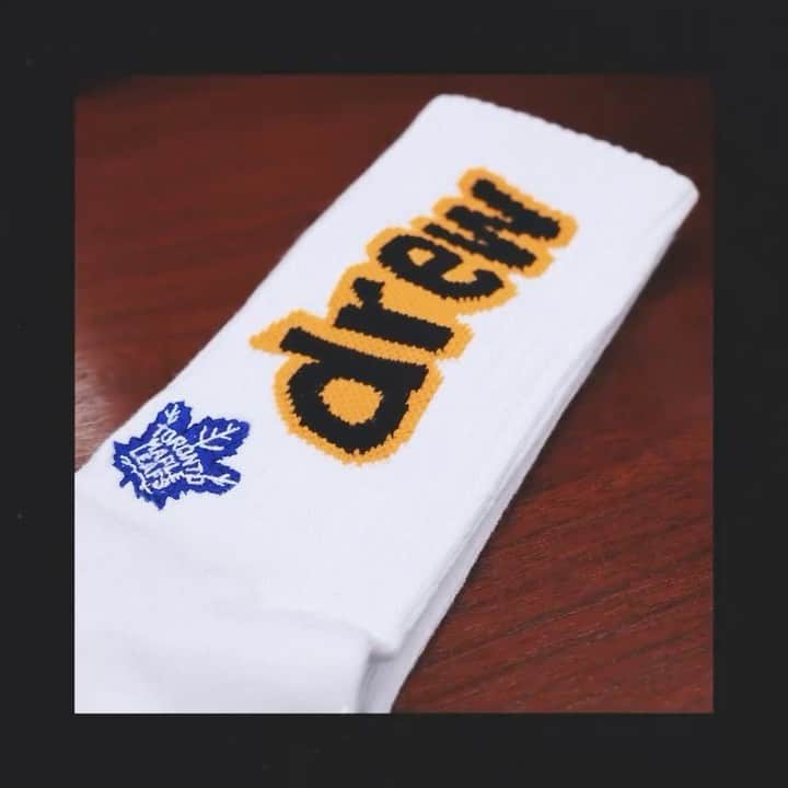 ジャスティン・ビーバーのインスタグラム：「Drewhouse x maple leafs   If you know me you know that I’m on cloud 9. I grew up idolizing the Toronto Maple Leafs So for me to collaborate on this limited collection is wow no words.」