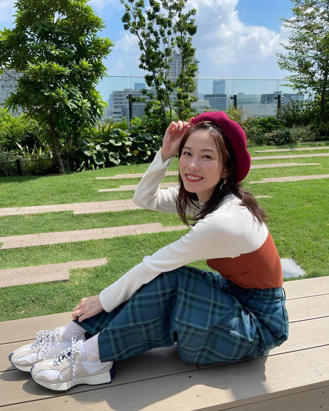 横山由依のインスタグラム：「ABCマート AKB48 × New Balance327  シューレースが可愛くてお気に入りです👟  #ABCマート #NB327 #newbalance #好きな人と327 #AKB48」