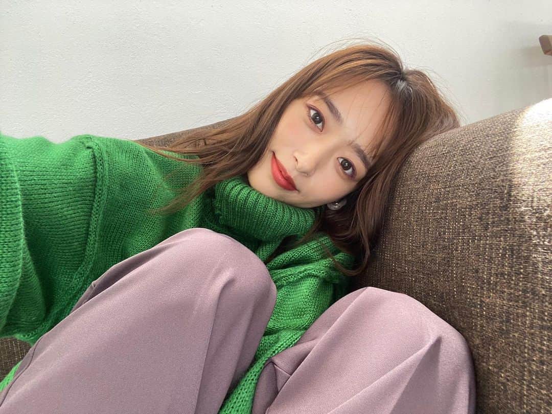 近藤千尋のインスタグラム：「おーはーよー❤️ 最近はもう冬服の撮影です📸 汗だくになりながら、、笑 (汗なんてかいてませんよ〜の顔) して頑張ってます🤫🤳 久々の自撮りが分からなさすぎて 重力で横にほっぺたが。笑 今日もみんなが幸せな1日に なりますように。。。☺️☺️☺️☺️  それにしても今日は夏日だね💦🌈」