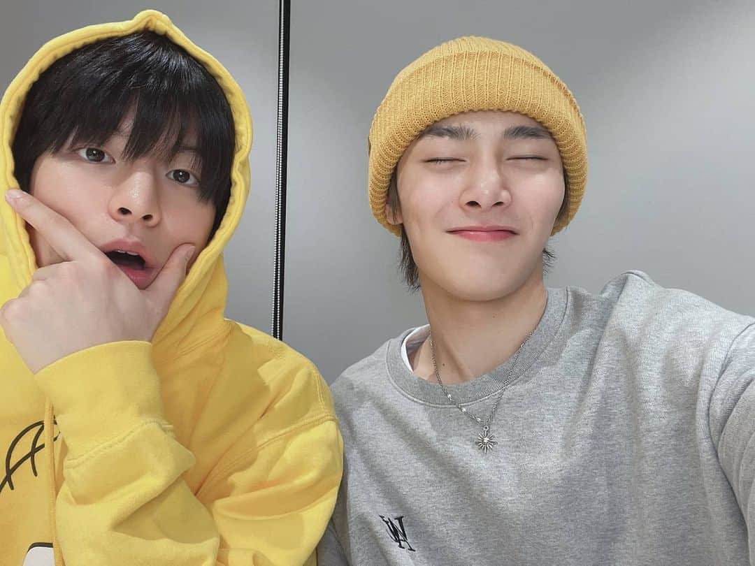 Stray Kidsさんのインスタグラム写真 - (Stray KidsInstagram)「댕댕쓰 생축이당 ㅎㅎㅎ 사진 많이 찍어줘서 고맙다 ㅎㅎㅎ #StrayKids#STAY#명창강쥐_승민이형_생일축하해#IN슼타그램#🐶🦊」9月22日 10時52分 - realstraykids