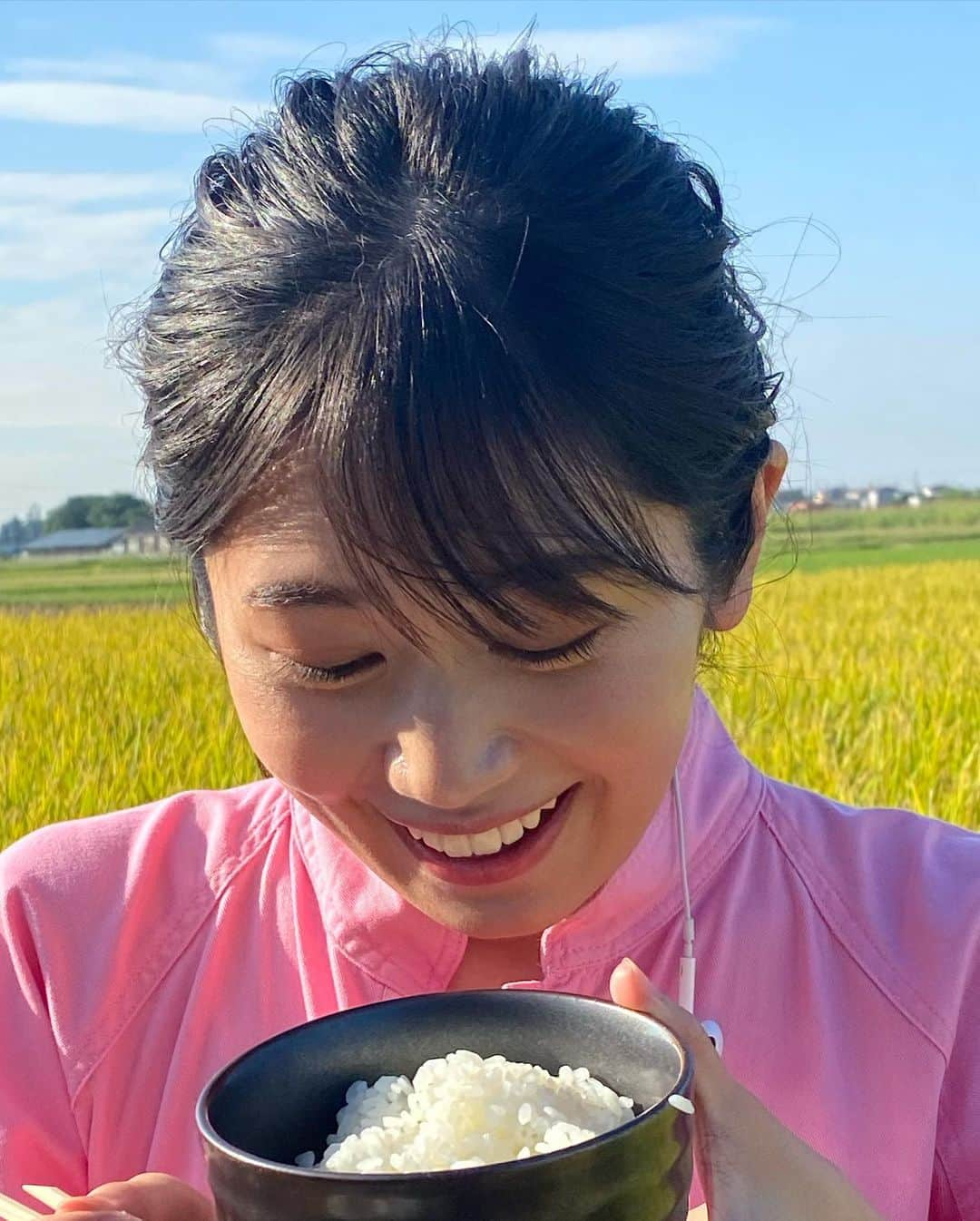 浅野杏奈さんのインスタグラム写真 - (浅野杏奈Instagram)「『ZIP!』中継コーナー ありがとうございました🌾  埼玉県川越市で河越米の 稲刈りを体験させて頂きました✨  朝から炊き立ての新米、 美味しく頂きました🍚  幸せ💕  #ZIP! #秋って素敵 #憧れのピンクつなぎ」9月22日 21時54分 - this.is.anna_box