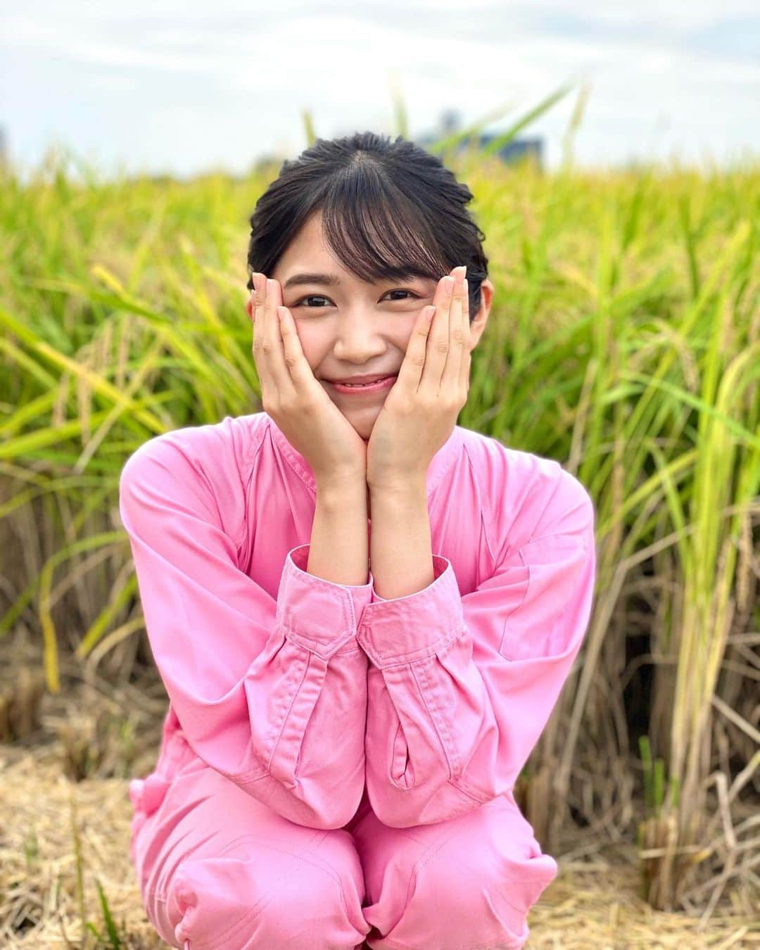 浅野杏奈さんのインスタグラム写真 - (浅野杏奈Instagram)「『ZIP!』中継コーナー ありがとうございました🌾  埼玉県川越市で河越米の 稲刈りを体験させて頂きました✨  朝から炊き立ての新米、 美味しく頂きました🍚  幸せ💕  #ZIP! #秋って素敵 #憧れのピンクつなぎ」9月22日 21時54分 - this.is.anna_box