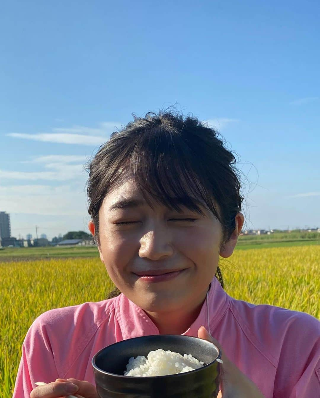 浅野杏奈さんのインスタグラム写真 - (浅野杏奈Instagram)「『ZIP!』中継コーナー ありがとうございました🌾  埼玉県川越市で河越米の 稲刈りを体験させて頂きました✨  朝から炊き立ての新米、 美味しく頂きました🍚  幸せ💕  #ZIP! #秋って素敵 #憧れのピンクつなぎ」9月22日 21時54分 - this.is.anna_box