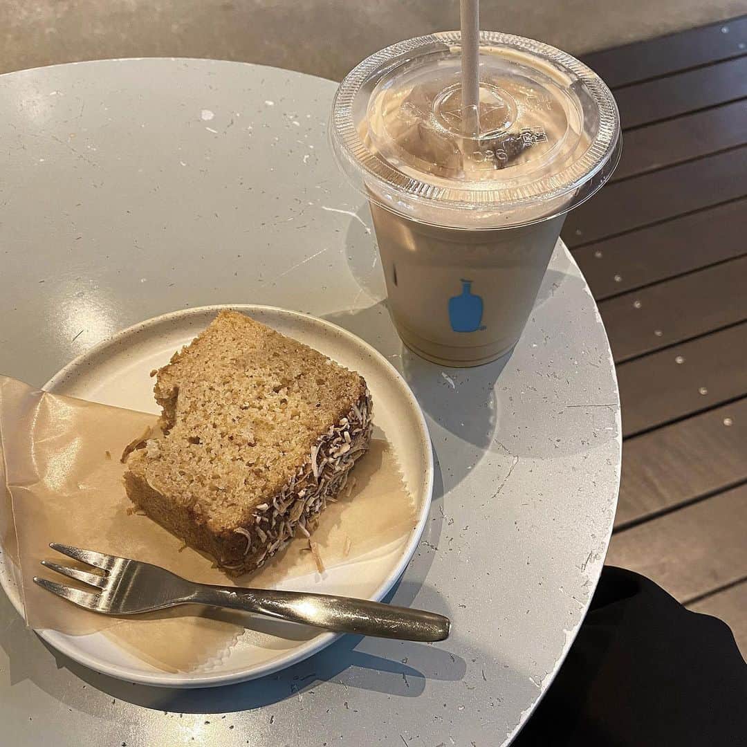 榊原美紅さんのインスタグラム写真 - (榊原美紅Instagram)「. いつかの。ココナッツケーキ作れるようになりたいと思った日🥥 #bluebottlecoffee #cafe #東京カフェ」9月22日 20時25分 - miku_sakakibara