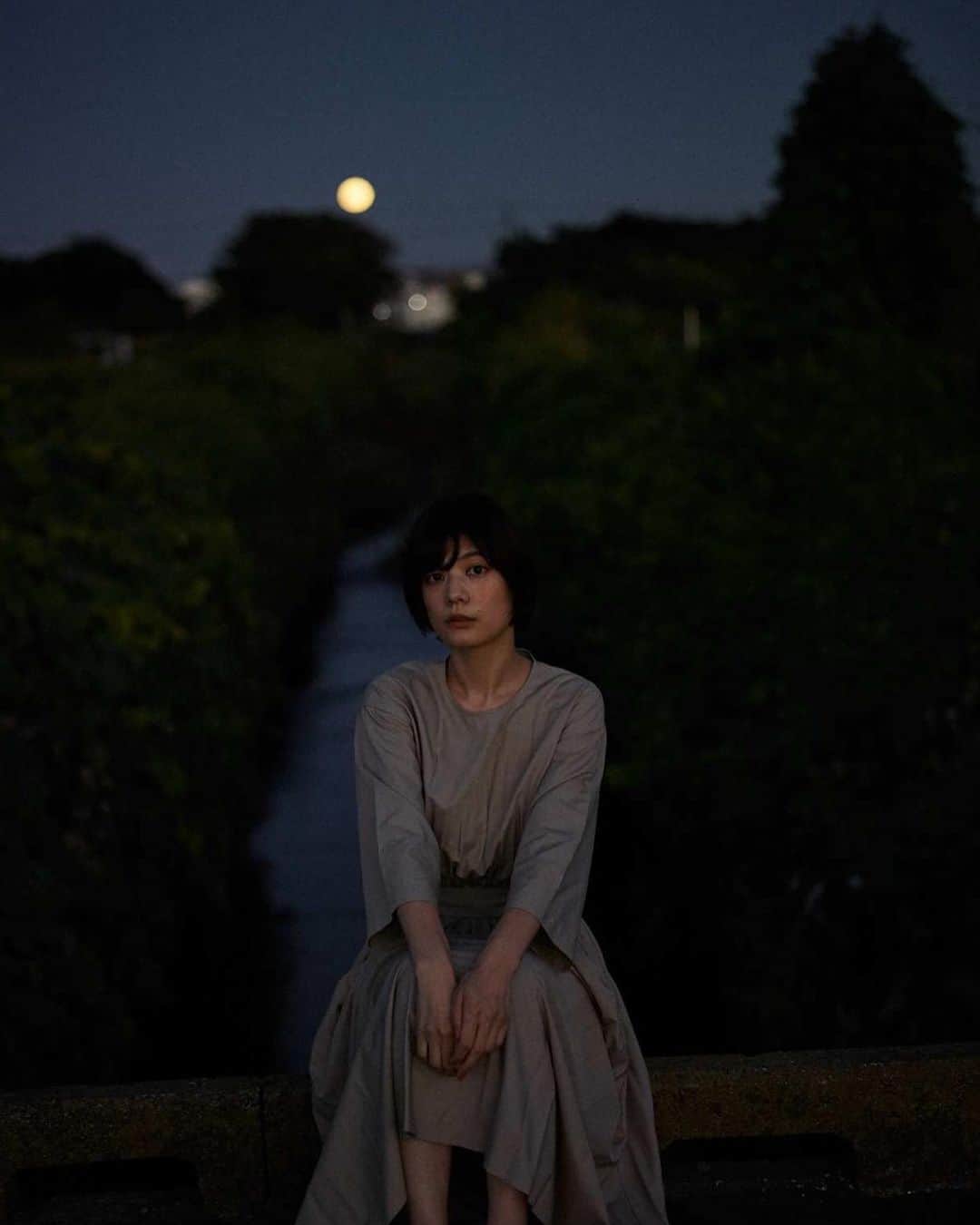 石川瑠利子のインスタグラム：「. . 中秋の名月、綺麗だったね🥰 お天気悪そうだから見れないかと思ったけど、ばっちり見れて嬉しかった💕 . photo @tanig_ph  . . #photography #moon #instapic #中秋の名月 #撮ったのは前の日笑 #harvestmoon」