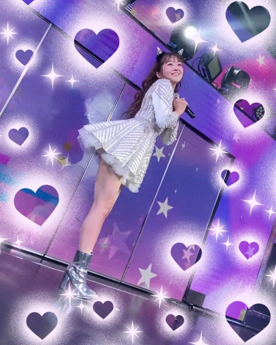 Mitoのインスタグラム：「. . . わるきーのお衣装😈💓 . . ショーで使うのは初めて(多分)のお衣装を 貸していただきました🥺💓 初めて見た時から可愛いが止まらなくて IZ*ONEみたいな衣装で これはキラキラのショートブーツにキラキラのツノしか！と思って早急に二つとも用意しました笑笑 . ツノは自分で作ったよ☺️ もう使わないのでツノもブーツも ももちゃんに託しました💪 ももちゃんファンお楽しみに💪 . . 加工可愛いよね☺️ リオのファンのぱんちゃんが作ってくれました🙈💓💓💓 . . #わるきー」