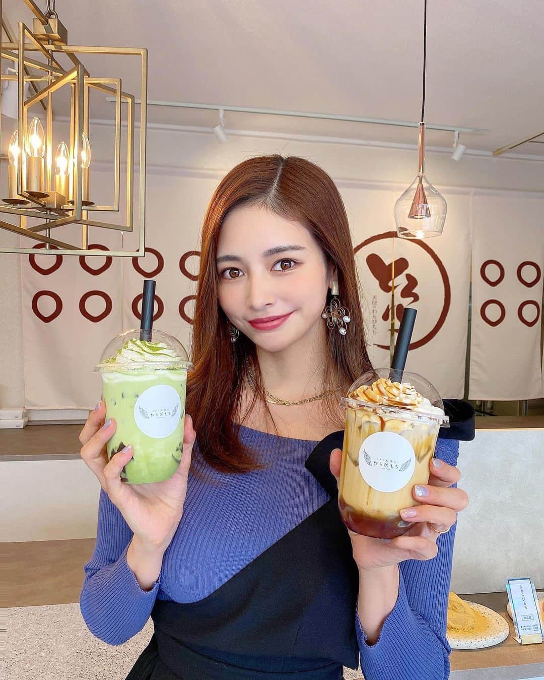 得あゆさんのインスタグラム写真 - (得あゆInstagram)「流行りの飲むわらびもち🤍 一度は飲んでみて欲しいいいい🤍 タピオカよりヘルシーでゴクゴク飲める🥰 (個人的意見。笑)  こちらとろり天使のわらびもち伊丹店が 9/24open💓 店内も可愛くってまた行きたい💓 @tenshino_warabimochi_itami  生わらびもちも有名みたいで、 takeoutしました🤍 めちゃくちゃ美味しかった〜💓 ・ ・ ・ ・ ・ ・ ・ ・ ・ ・ ・ ・ ・ ・ ・ ・ ・ ・ ・ ・ ・ ・ ・ #とろり天使のわらび餅伊丹店#とろり天使のわらび餅#わらびもち#兵庫グルメ#兵庫スイーツ#伊丹グルメ#伊丹スイーツ　#お土産#贈り物#生わらびもち#飲むわらびもち#ヘルシー#子育てママ#主婦の楽しみ#大阪グルメ#大阪スイーツ#大阪カフェ#赤ちゃんのいる暮らし#兵庫カフェ#伊丹#伊丹ランチ#抹茶スイーツ#お茶#おやつの時間#秋服#ママコーデ#ママファッション#japanesefood#warabimochi#mochi」9月22日 20時38分 - tokuayu819