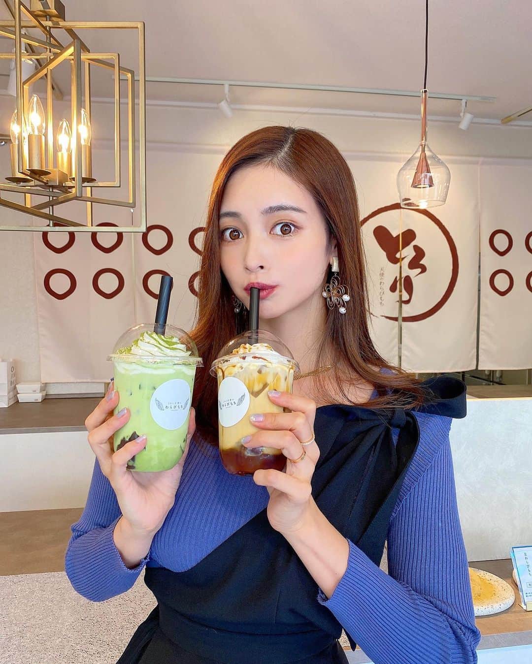 得あゆさんのインスタグラム写真 - (得あゆInstagram)「流行りの飲むわらびもち🤍 一度は飲んでみて欲しいいいい🤍 タピオカよりヘルシーでゴクゴク飲める🥰 (個人的意見。笑)  こちらとろり天使のわらびもち伊丹店が 9/24open💓 店内も可愛くってまた行きたい💓 @tenshino_warabimochi_itami  生わらびもちも有名みたいで、 takeoutしました🤍 めちゃくちゃ美味しかった〜💓 ・ ・ ・ ・ ・ ・ ・ ・ ・ ・ ・ ・ ・ ・ ・ ・ ・ ・ ・ ・ ・ ・ ・ #とろり天使のわらび餅伊丹店#とろり天使のわらび餅#わらびもち#兵庫グルメ#兵庫スイーツ#伊丹グルメ#伊丹スイーツ　#お土産#贈り物#生わらびもち#飲むわらびもち#ヘルシー#子育てママ#主婦の楽しみ#大阪グルメ#大阪スイーツ#大阪カフェ#赤ちゃんのいる暮らし#兵庫カフェ#伊丹#伊丹ランチ#抹茶スイーツ#お茶#おやつの時間#秋服#ママコーデ#ママファッション#japanesefood#warabimochi#mochi」9月22日 20時38分 - tokuayu819