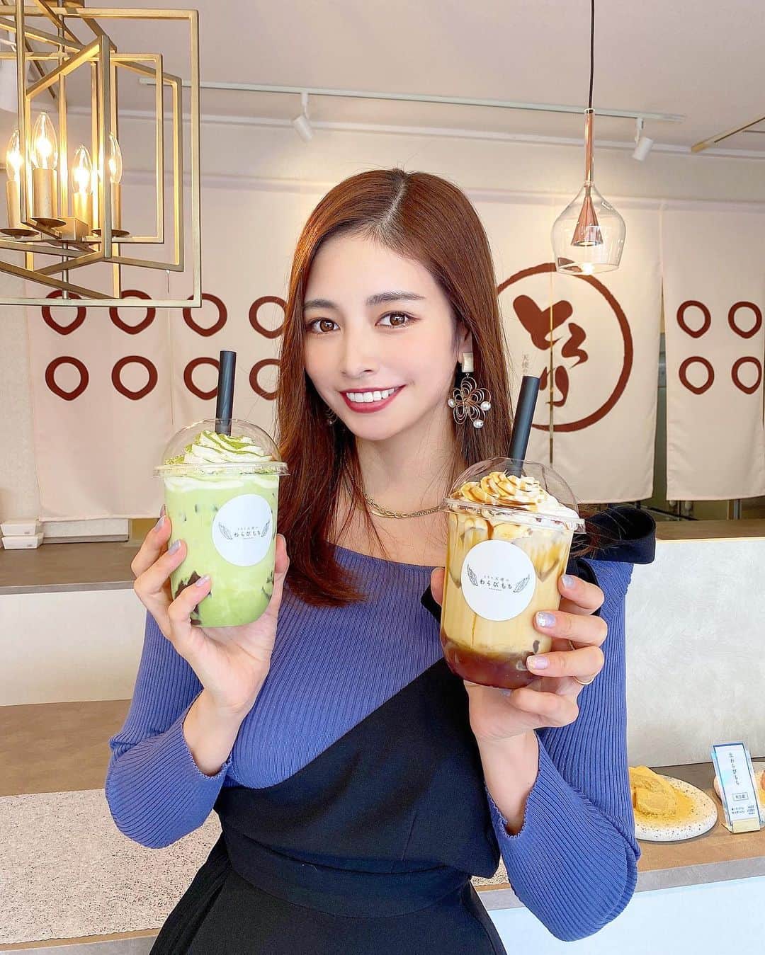 得あゆさんのインスタグラム写真 - (得あゆInstagram)「流行りの飲むわらびもち🤍 一度は飲んでみて欲しいいいい🤍 タピオカよりヘルシーでゴクゴク飲める🥰 (個人的意見。笑)  こちらとろり天使のわらびもち伊丹店が 9/24open💓 店内も可愛くってまた行きたい💓 @tenshino_warabimochi_itami  生わらびもちも有名みたいで、 takeoutしました🤍 めちゃくちゃ美味しかった〜💓 ・ ・ ・ ・ ・ ・ ・ ・ ・ ・ ・ ・ ・ ・ ・ ・ ・ ・ ・ ・ ・ ・ ・ #とろり天使のわらび餅伊丹店#とろり天使のわらび餅#わらびもち#兵庫グルメ#兵庫スイーツ#伊丹グルメ#伊丹スイーツ　#お土産#贈り物#生わらびもち#飲むわらびもち#ヘルシー#子育てママ#主婦の楽しみ#大阪グルメ#大阪スイーツ#大阪カフェ#赤ちゃんのいる暮らし#兵庫カフェ#伊丹#伊丹ランチ#抹茶スイーツ#お茶#おやつの時間#秋服#ママコーデ#ママファッション#japanesefood#warabimochi#mochi」9月22日 20時38分 - tokuayu819