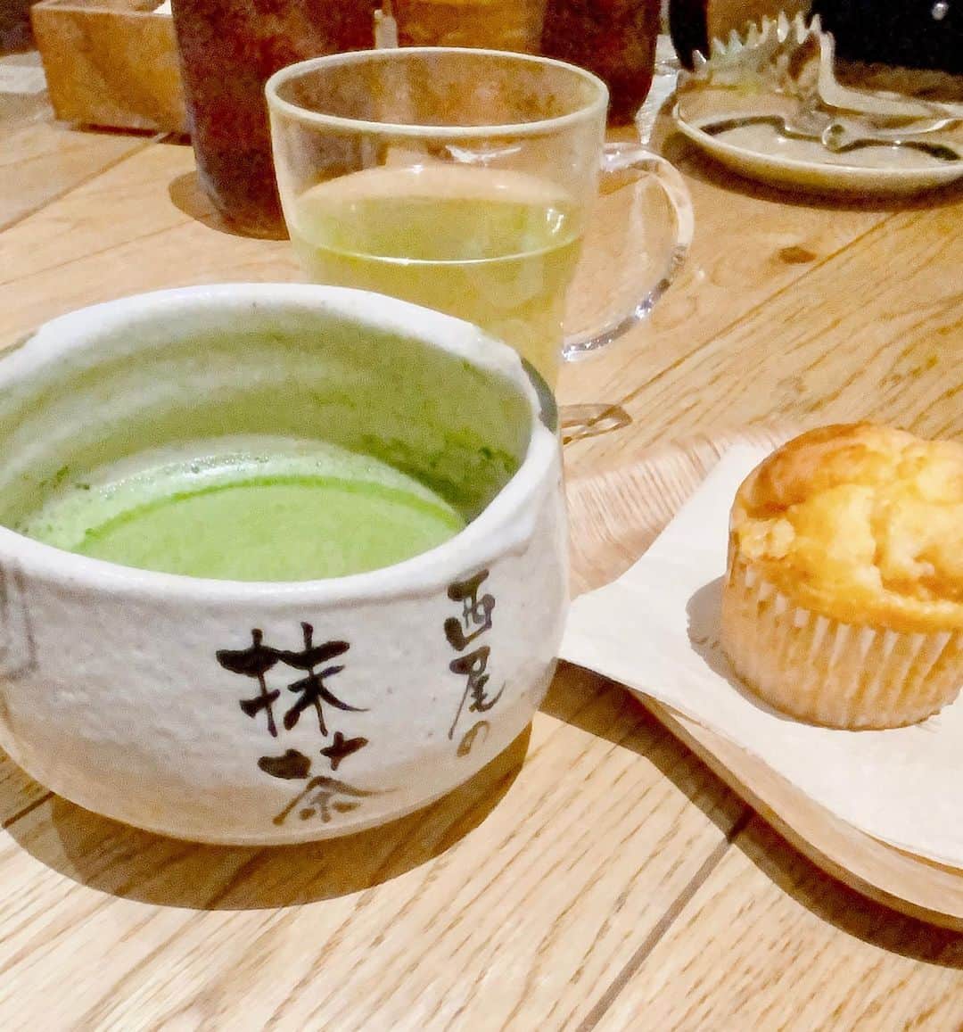 奥原ゆきのさんのインスタグラム写真 - (奥原ゆきのInstagram)「最近おすすめいただいたカフェ @jinnancafe_official 渋谷から歩ける距離にあるけど、店内が広くて地下にも席があるから並ばないで入れて穴場🌻  期間限定の抹茶メニューを頼みました。 日本で有数の茶の生産量を誇り、全国でも珍しい抹茶の生産に特化した愛知県西尾市。 その土地で今でも受け継がれている伝統的な方法で栽培された「西尾の抹茶」とのコラボなんだって🐒東京で地域ブランドの味を楽しめるのは嬉しい🙊  特に抹茶のパンケーキが美味しかったです🥞 これまで食べたスフレパンケーキの中で1番好きな生地だった🥞口に入れても溶けすぎす、ふわふわでした〜 抹茶が生地に練り込まれてて優しい味🤍 クリームも別添えだから自分で調節して食べられてよかったです(^^) 他にも抹茶のフォーも美味しかった！ コラボメニューは渋谷のJINNANCAFEにて9月17日～9月30日の期間限定で楽しめるみたい♫  @nishio_matcha_japan   #PR #西尾の抹茶 #西尾の抹茶カフェコラボ #地域ブランド #西尾市 #抹茶 #西尾抹茶 #西尾産抹茶 #渋谷カフェ #抹茶スイーツ #nishiomatcha #matcha #matchasweets」9月22日 20時47分 - yukino_okuhara