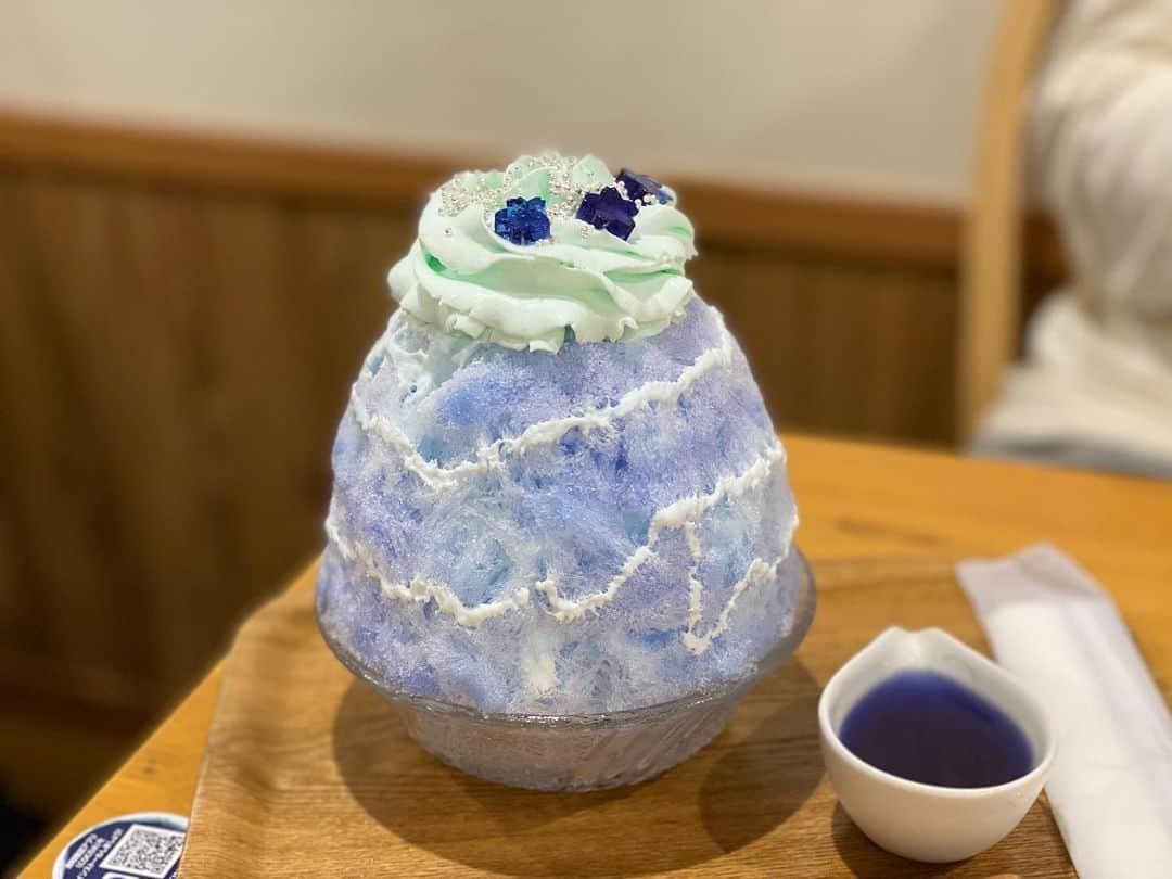 桃乃木かなさんのインスタグラム写真 - (桃乃木かなInstagram)「かき氷工房雪菓さん🍧  ・蒼のゴーダジンジャー ・紅いティラミス ・シャインマスカットレアチーズ  和泉つばす展2とのコラボメニューで蒼と紅の目を引くメニューが！メニューを頼んだ人限定でブロマイドが手に入るんだけど背景が雪菓さんなの！可愛い💙❤️  #かき氷工房雪菓 #巣鴨 #かき氷」9月22日 20時40分 - kana_momonogi